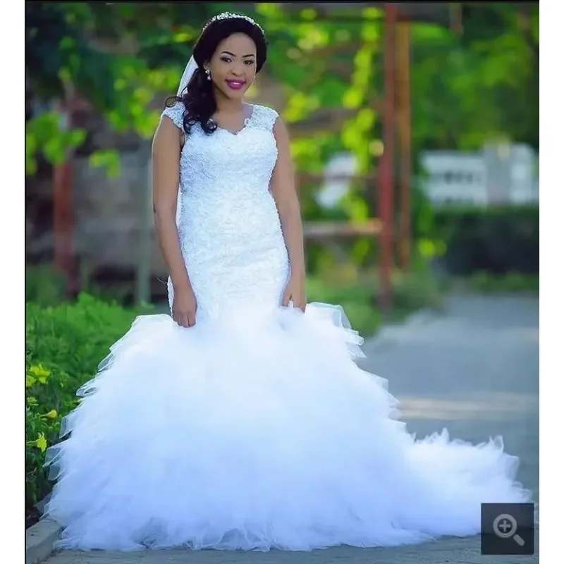 تخصيص الدانتيل والتطريز نصف كم قطار طويل ثوب الزفاف الخامس الرقبة أنيقة بالإضافة إلى حجم اللباس