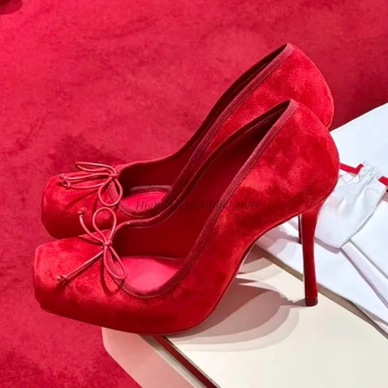 2026 Neu in süßer Bogen-Ballett-Seiden-High-Heels für Damen, sexy rotes/schwarzes Wildleder, quadratische Zehenpartie, Luxus-Designer-Pumps, Party-Hochzeitsschuhe