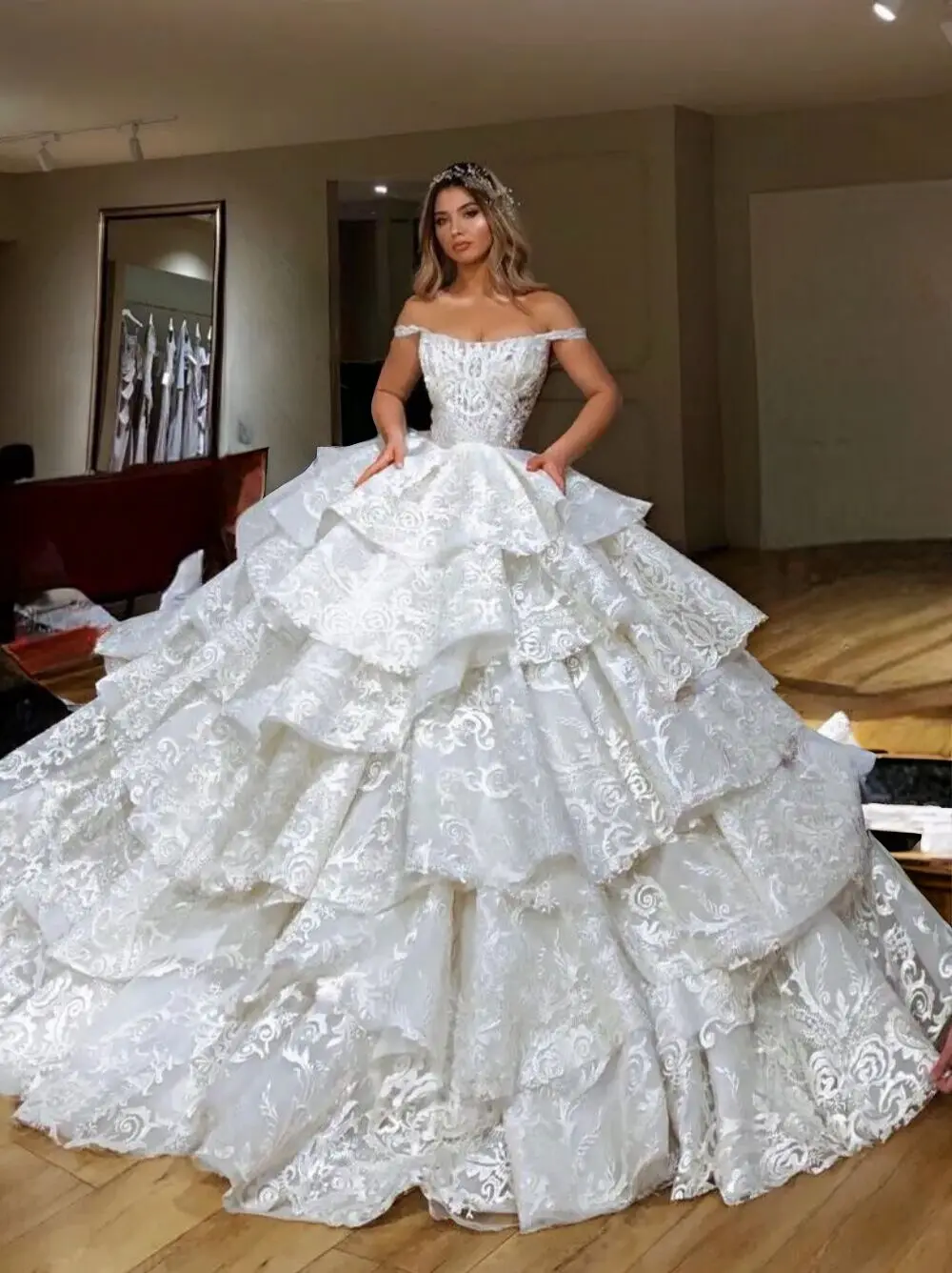 Robe de Mariée Élégante en Dentelle avec Traîne de Balayage, Vêtement Personnalisé pour Patients