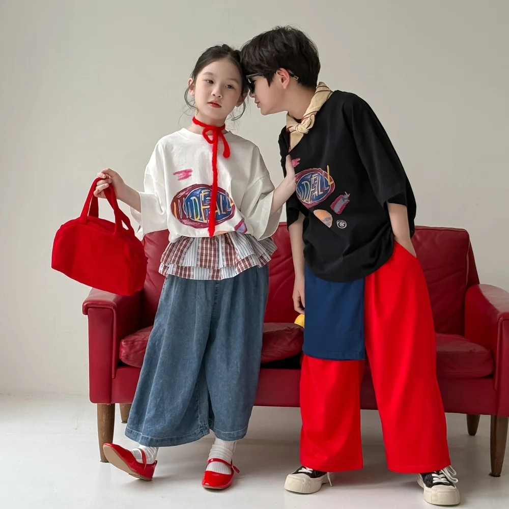 

Детская футболка с короткими рукавами, новинка 2025, летняя новинка для мальчиков и девочек с буквенным принтом, модный повседневный топ с половиной рукавов