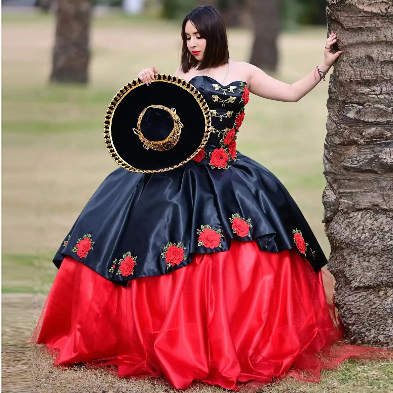 Gaun dansa gaun Quinceanera hitam mewah untuk gaun pesta dansa applique bunga 16 gaun cantik kustom