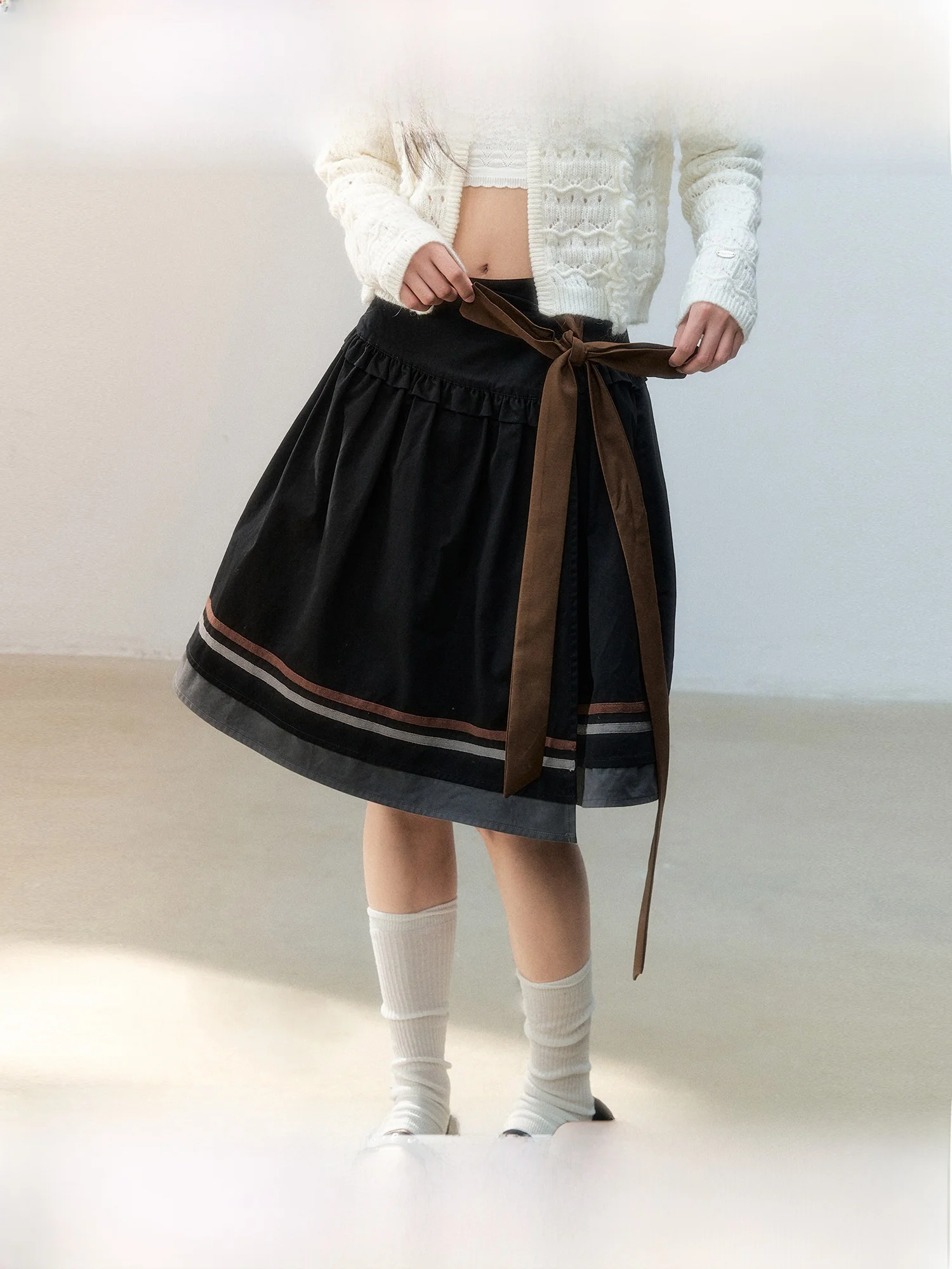 Guukahero Black Contrast Color Splicing Pleated A-Line  Skirt for Women Vintage One-Piece Short Skirt with Wood Grain 