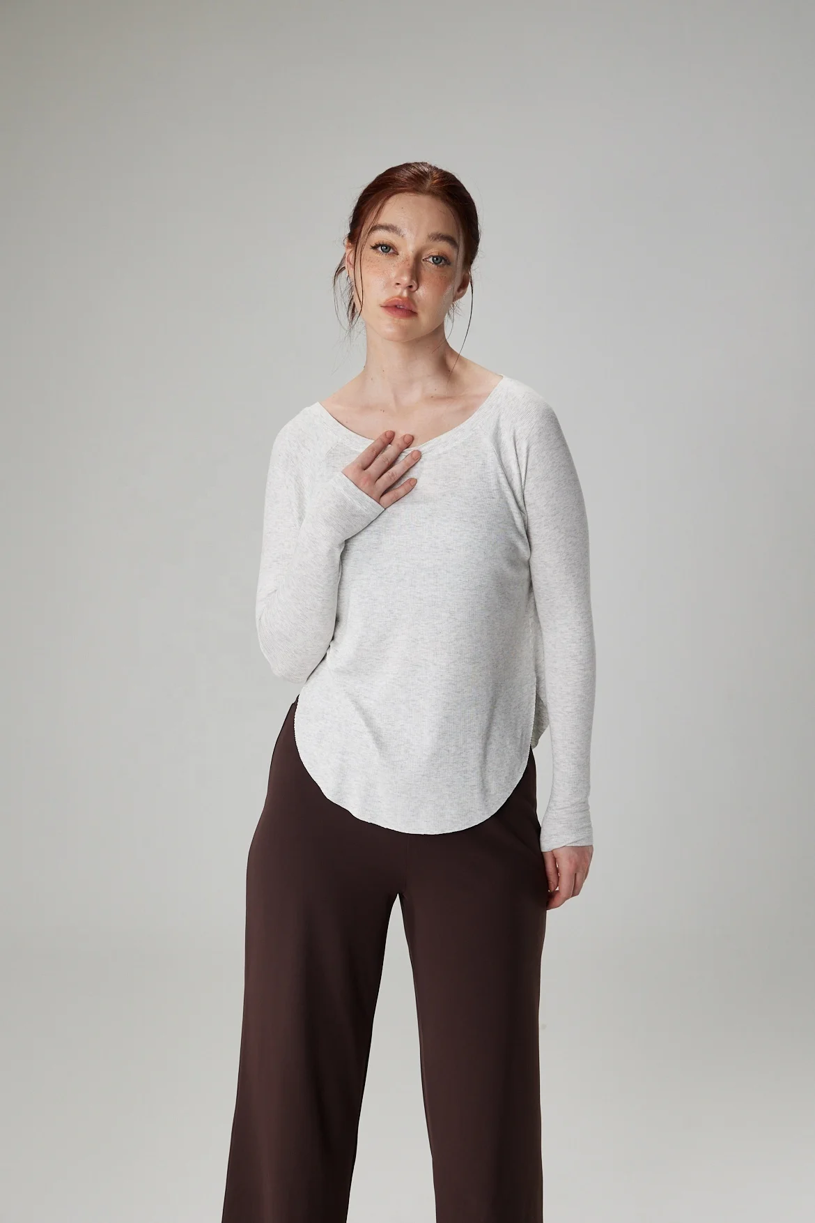 Relaxed Fit Boatneck เสื้อแขนยาว Ribbed ผู้หญิงธรรมชาติ Breathable Bum ครอบคลุมความยาวลําลองโยคะเสื้อขนาดใหญ่