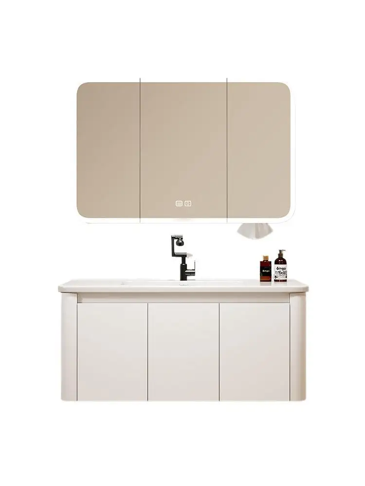 

Кремовый алюминиевый шкаф для ванной комнаты в стиле минимализм, комбинированный с раковиной и интегрированным умывальником, с зеркальным шкафчиком для косметики.