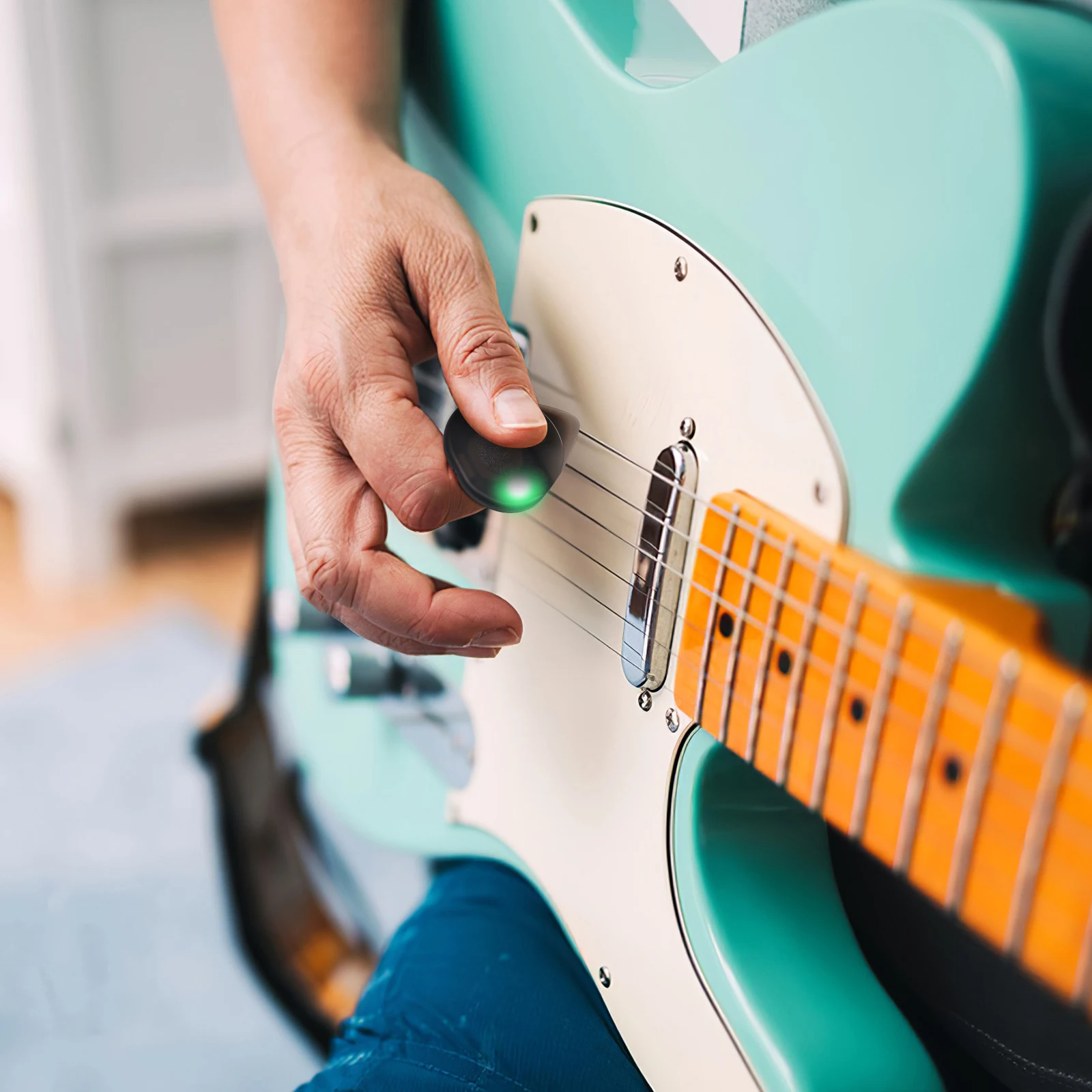 

2Pcs Lighted LED Guitar Picks Glowing Triangular Medium Thickness for Electric Acoustic Ukulele Bass Guitar Ukulele Picks