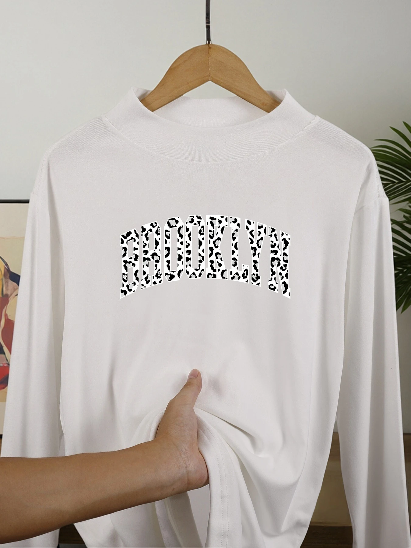 

Brooklyn Art Letter City Print Женская базовая рубашка Повседневная футболка с высоким воротником Эластичная флисовая уличная одежда Осень с длинным рукавом