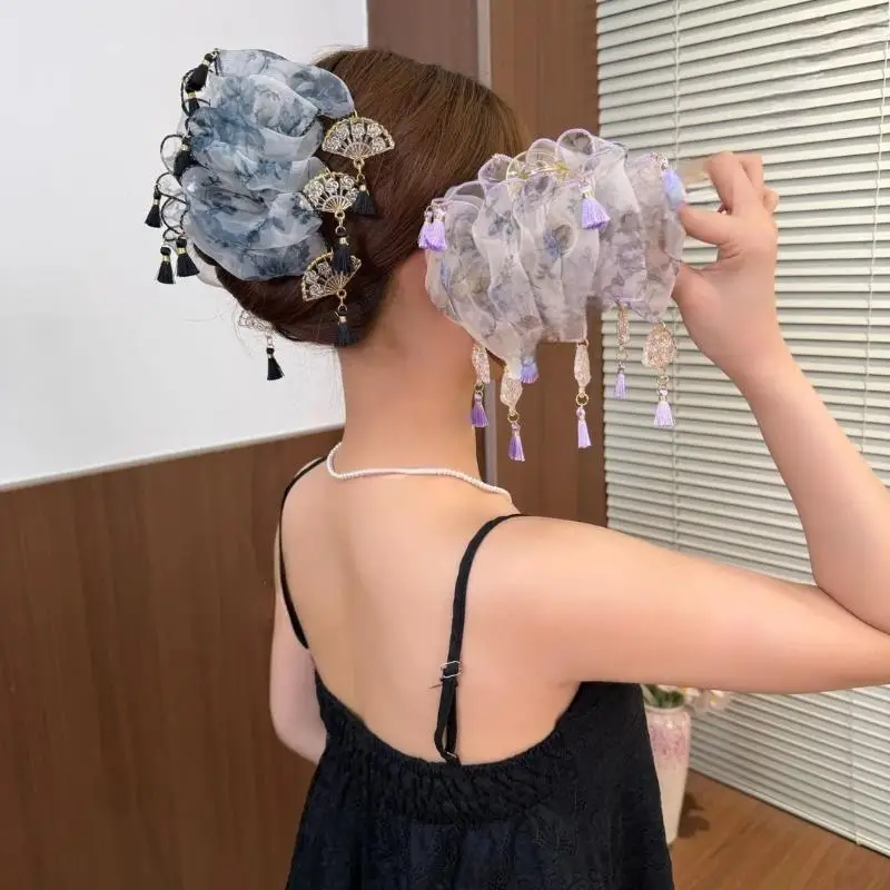Bedruckte Chiffon-Haarklammer mit goldenen Fächeranhängern und schwarzen Quasten für Hanfu, passend für den täglichen Gebrauch und traditionelle Anlässe. – Detail 8