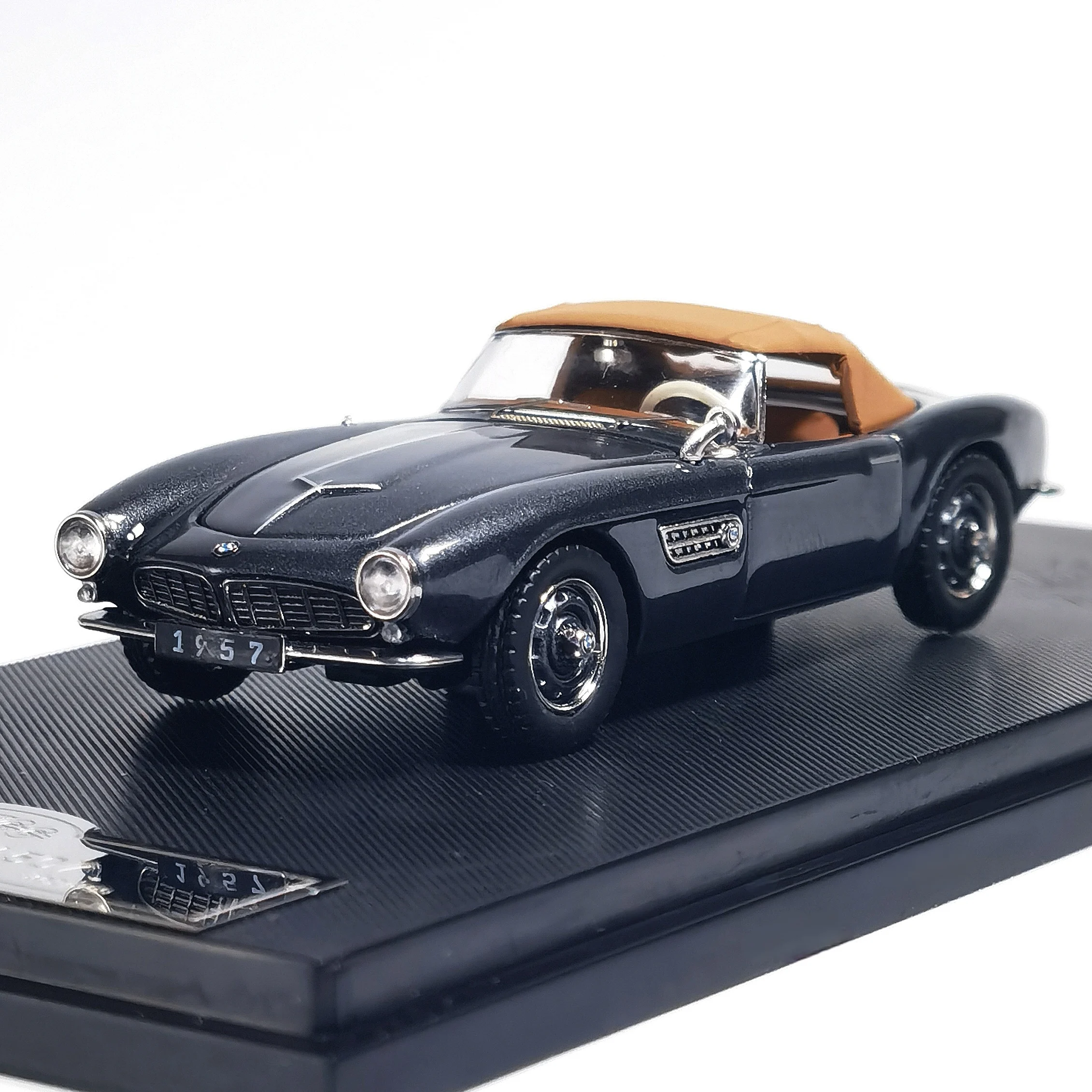 

GFCC 1:64 1957 BMW - An alloy car model collection piece with realistic front and rear opening covers for the convertible versio
