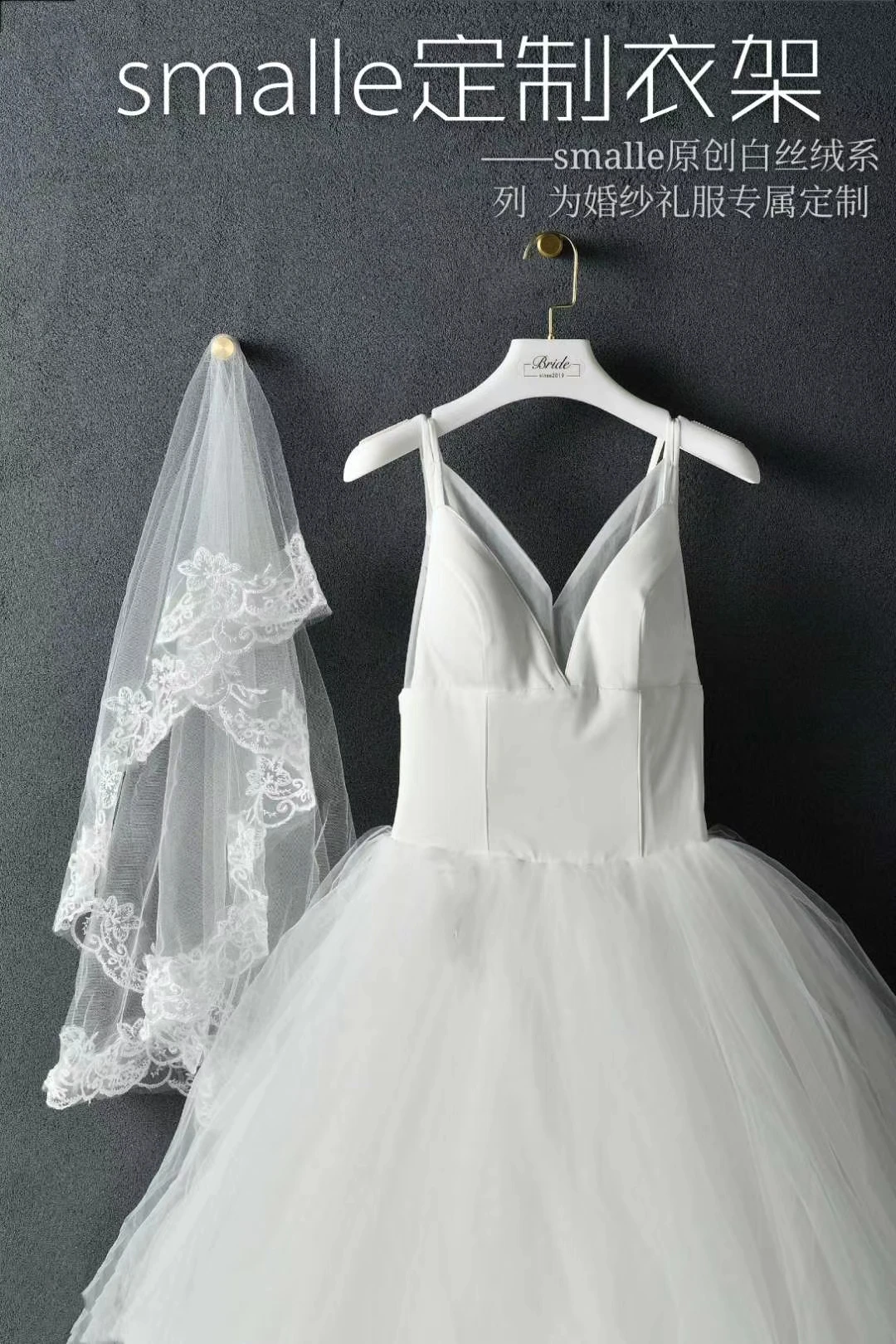 

Hanger solid color solid wood material high-end retro wardrobe is specially suitable for storing bridal dress Xiuhe non-slip new