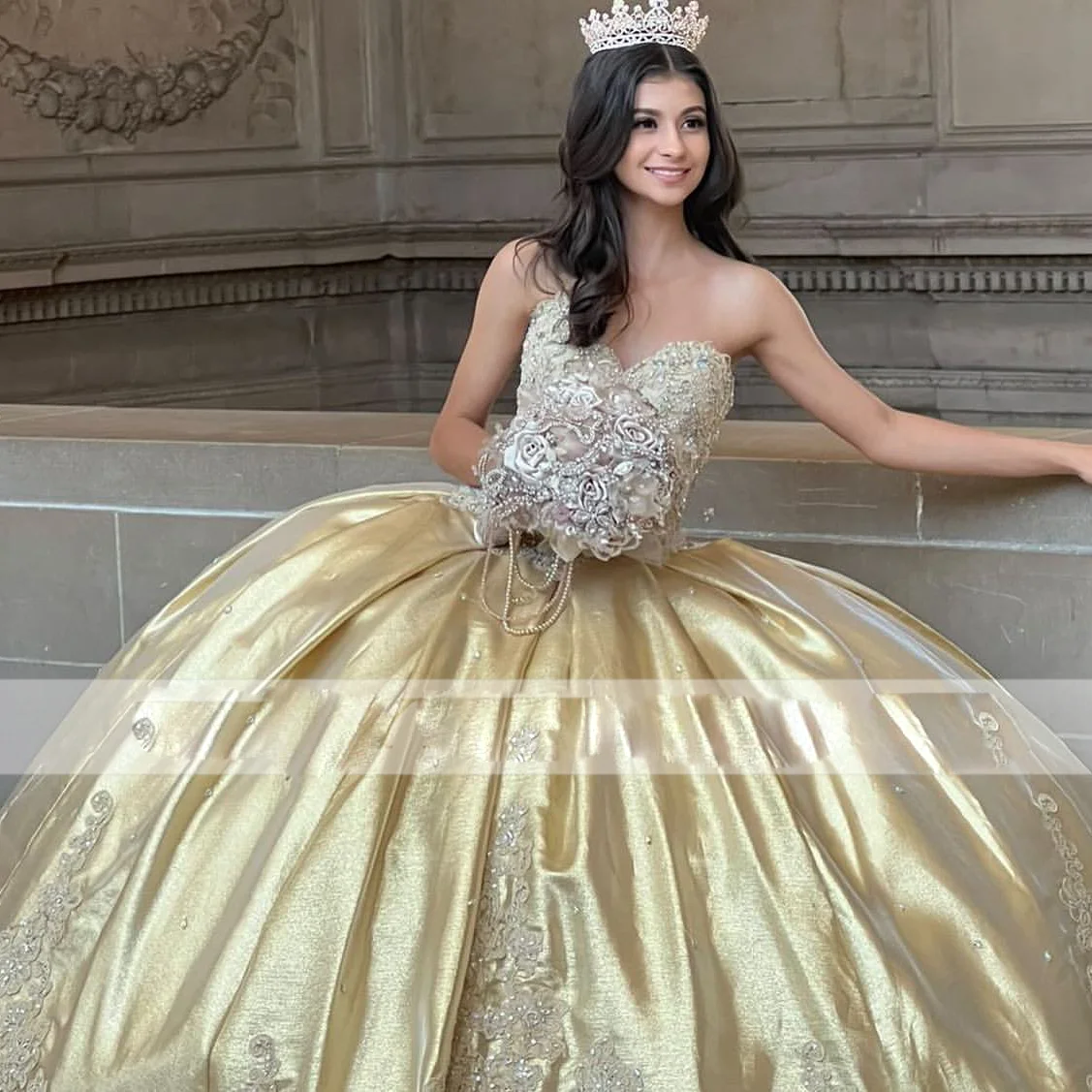 Vestidos de quinceañera dorados brillantes para niña dulce, apliques de cuentas, vestido de baile de princesa sin mangas, 15 cumpleaños, vestido de graduación, hecho a medida