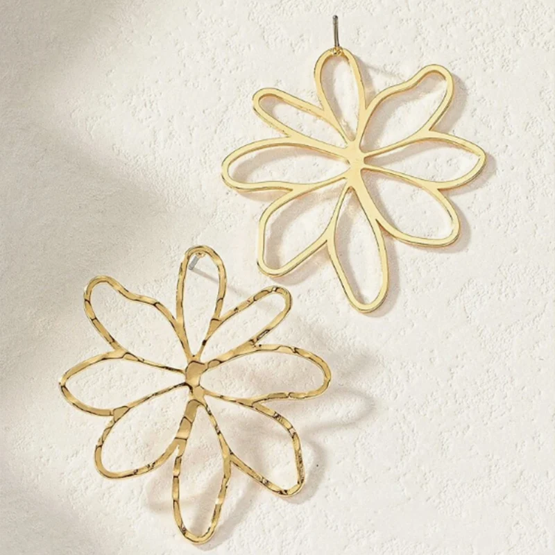 Vintage große ausgehöhlte Blume baumeln Ohrringe für Frauen glänzende goldene Farbe Blume Ohr
