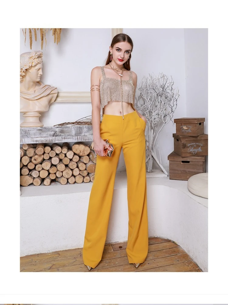 gilet-sexy-orne-de-diamants-dores-brillant-et-accrocheur-ideal-pour-les-trajets-quotidiens-et-les-soirees-ajoute-une-touche-de-personnalite-et-s'accorde-parfaitement-avec-un-costume-elegant-et-tendance