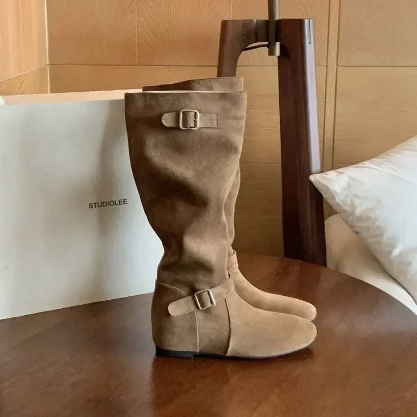 Herbstliche, runde Zehenpartie, hohe, minimalistische Stiefeletten mit stilvollem Gürtelschnallendesign. Vielseitige und praktische Westernstiefel. – Detail 6