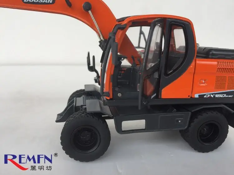 Doosan DX150W-9C Wheel Excavator 1/40 Scale Die-Cast Model New in Original Box