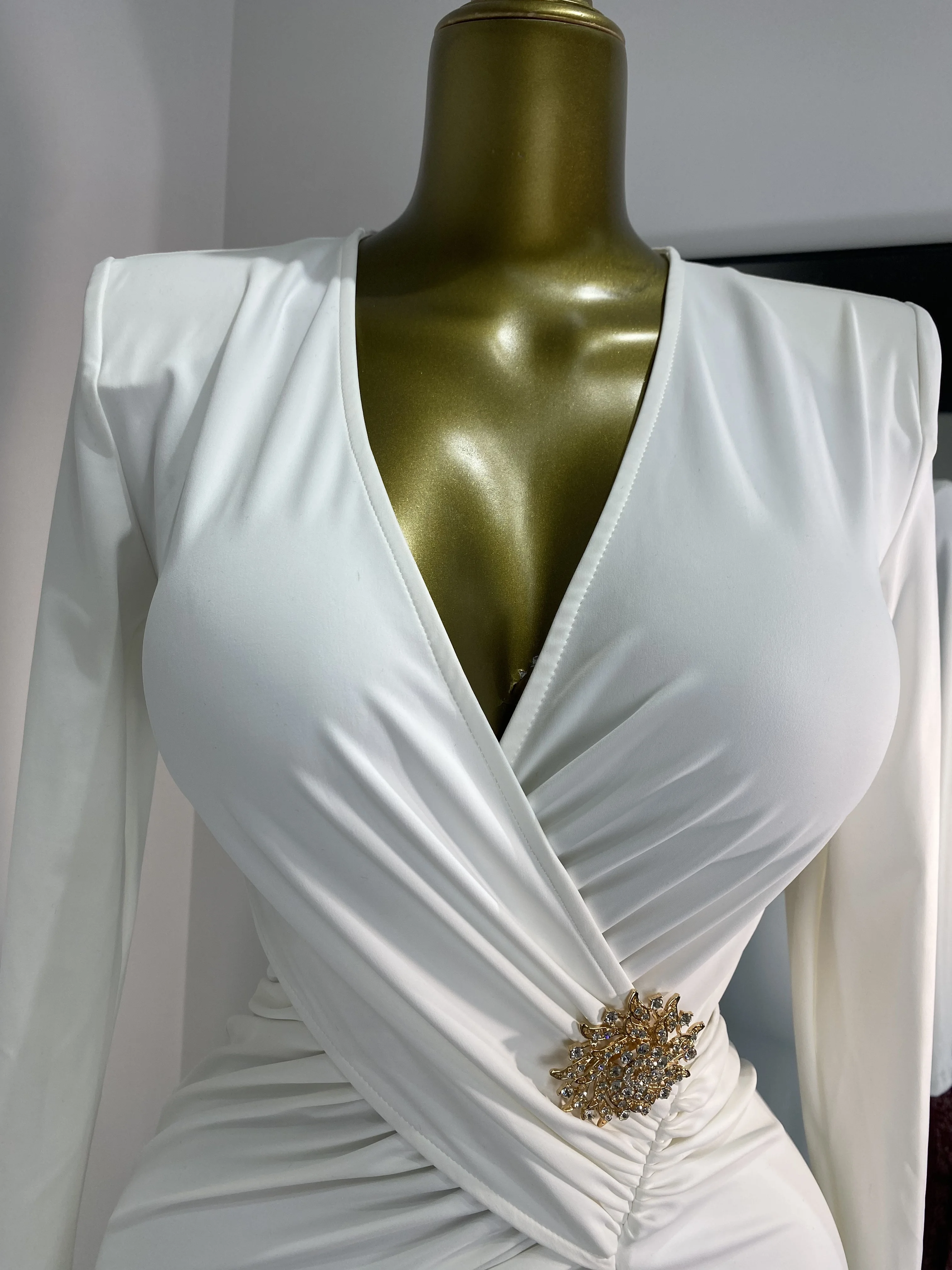 หรูหราชุดราตรีผู้หญิงแขนยาวสีขาว V คอตัดเพชรหัวเข็มขัด Maxi ยาวนุ่มสบายชุดราตรีชุดชื่อเสียง