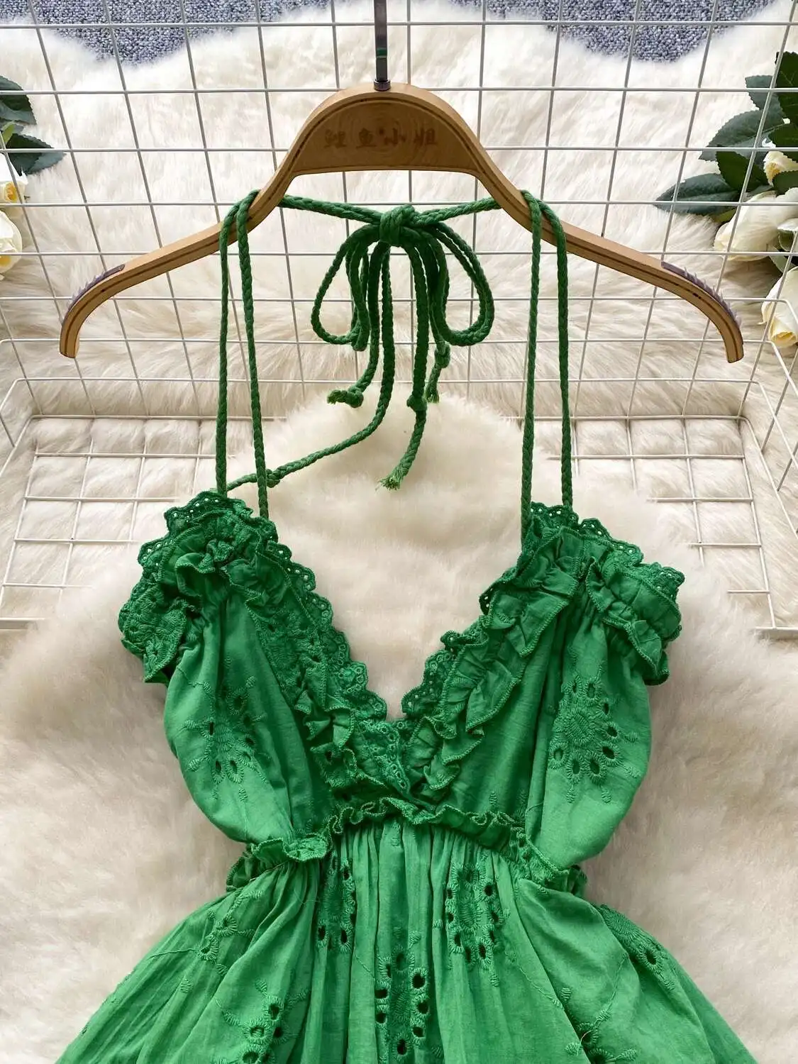 Abito corto da spiaggia in stile francese da donna sexy scollo a V profondo appeso al collo abiti ricamati vuoti abito corto Boho senza schienale da donna