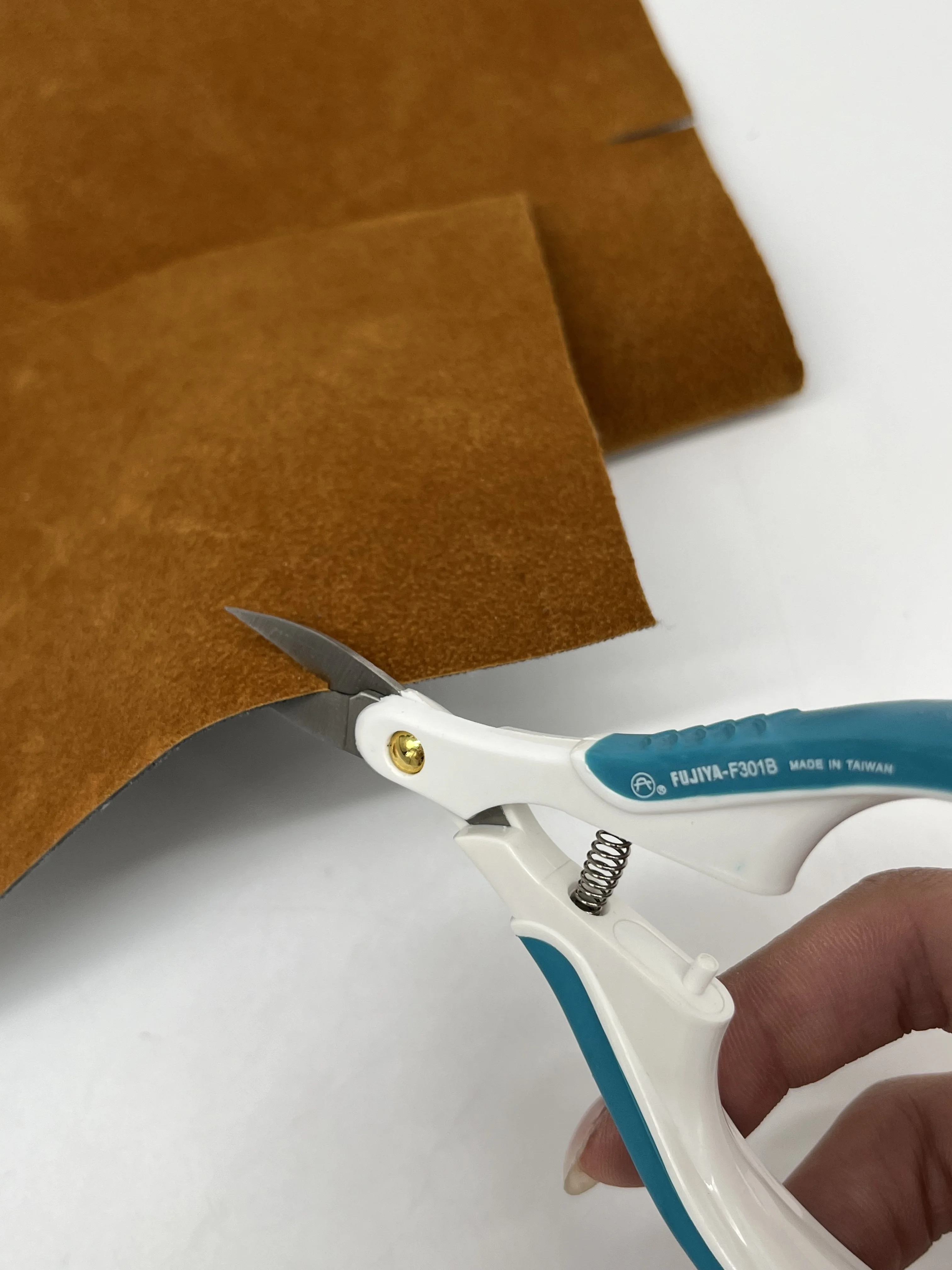 Industrial Grade Mini Tailor Scissors SK5 Alloy Steel Blade Straight Handle Smooth Edge Plastic Sheath OEM ODM Supported