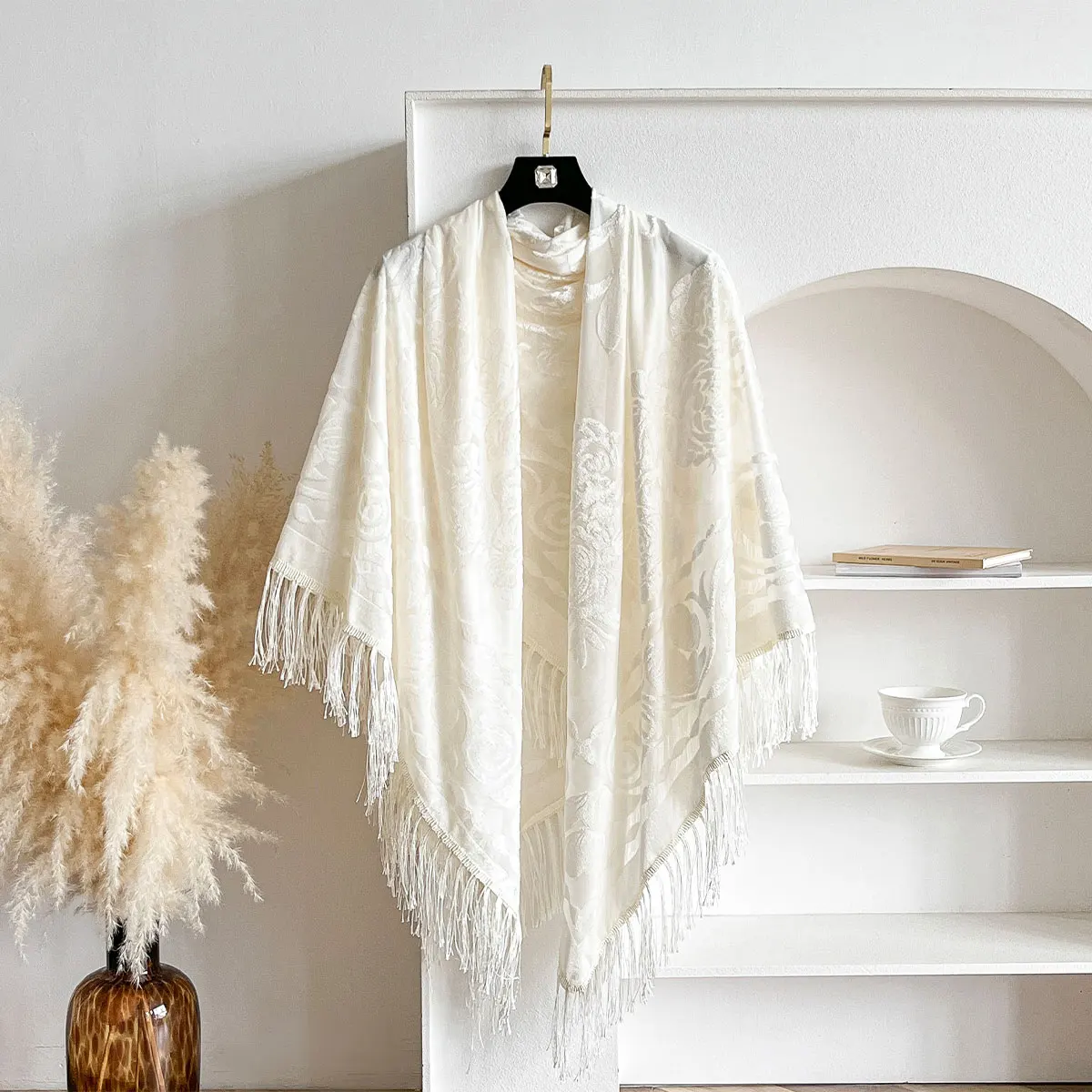 Immagine 4: Sciarpa Retrò in Velluto con Nappe Ricamo Floreale Sciarpa Calda da Donna per Primavera Autunno Inverno Stile Etnico Accessorio Moda