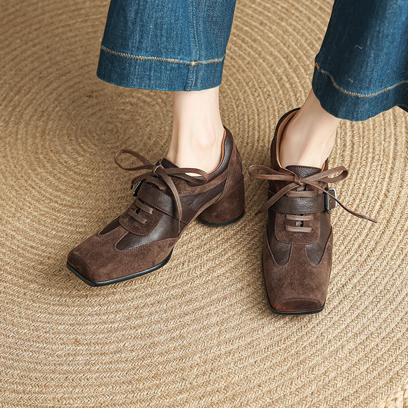 حذاء نسائي مصنوع يدويًا من الجلد الطبيعي برباط عند أصابع القدم وكعب مكتنز متوسط مستوحى من الباليه