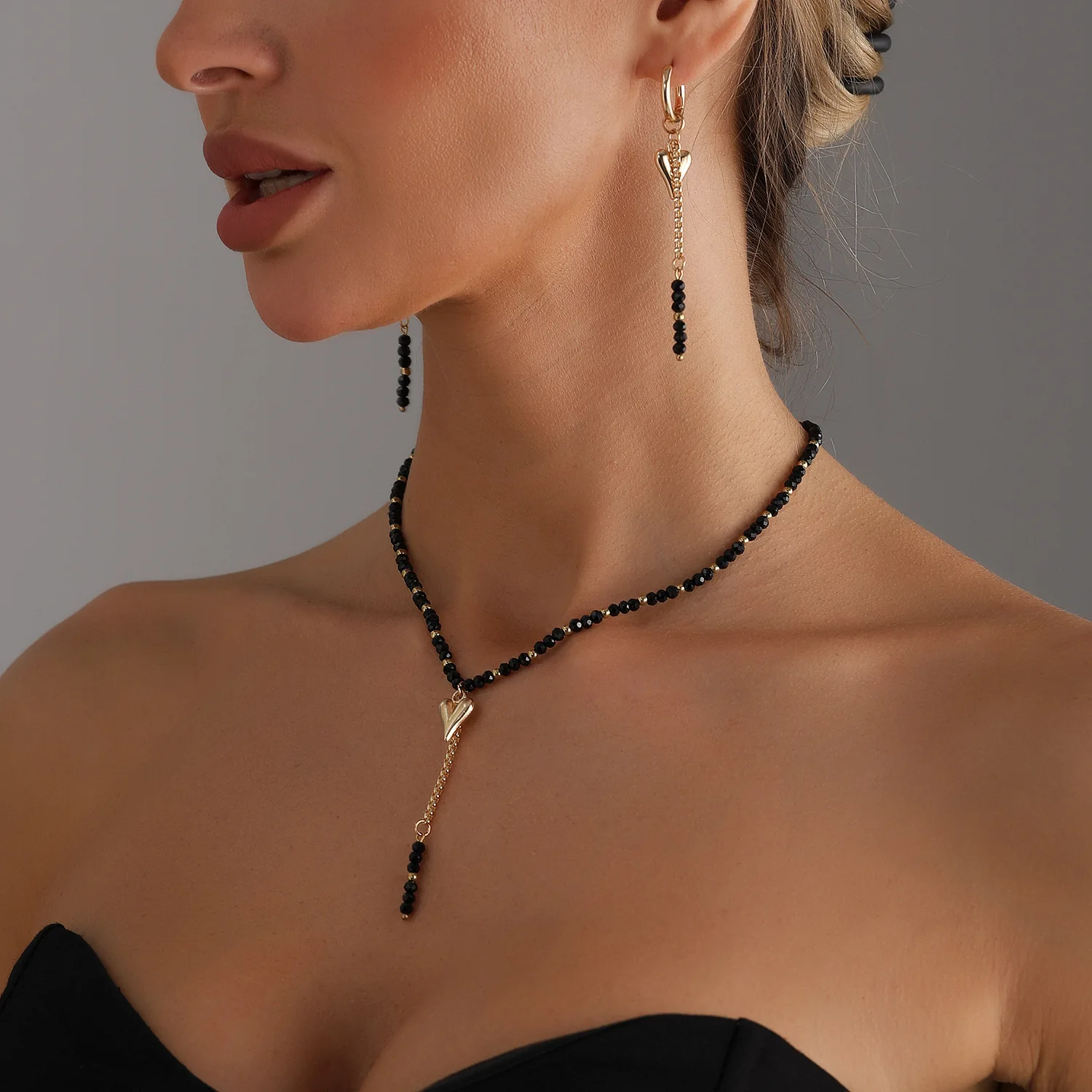 Black bead heart-shaped pendant necklace for women, light luxury, spicy, sexy, Instagram style accessories set