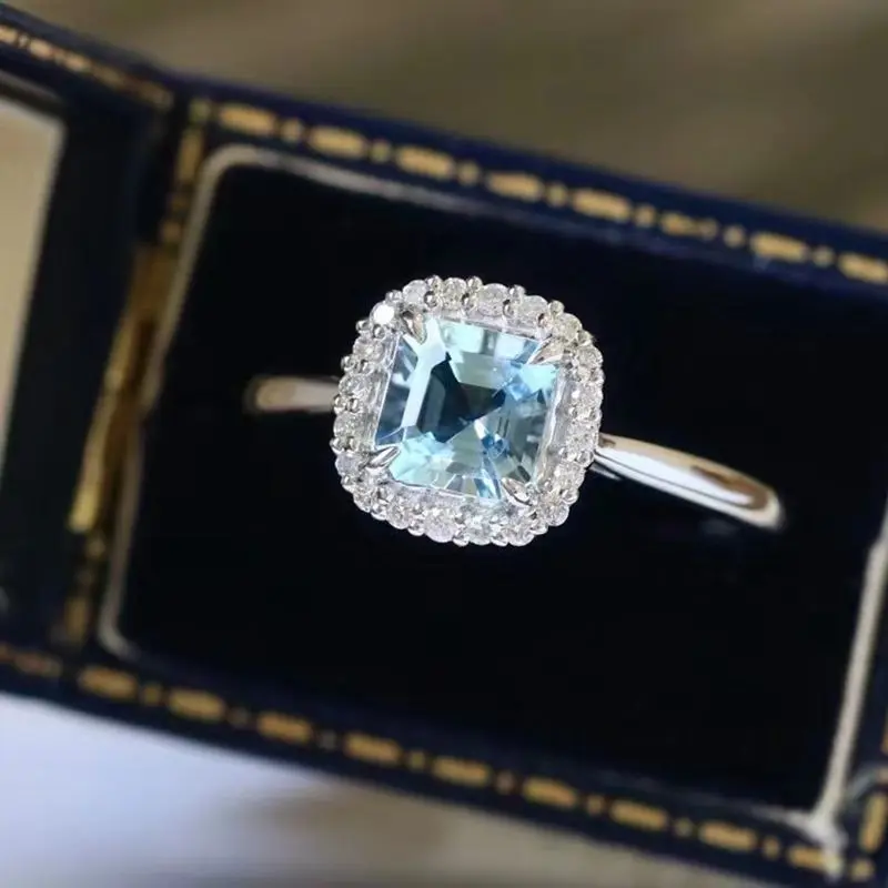 

A 925 silver minimalist square-shaped ring set with zirconia stones is suitable for daily wear.