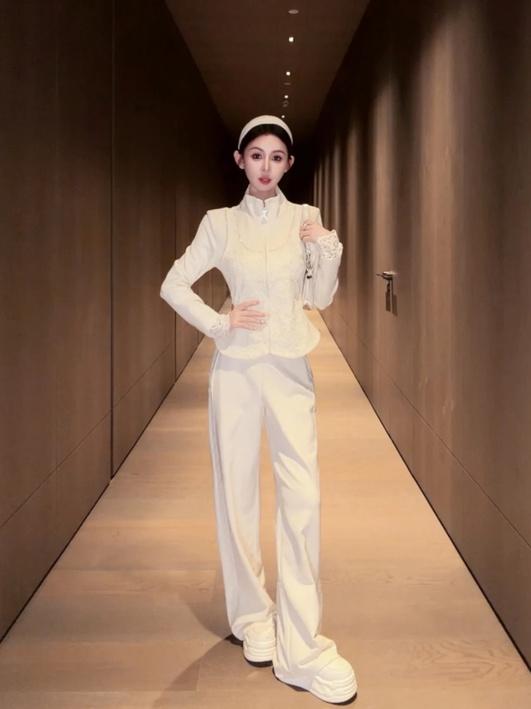 

Комплект: приталенный жакет с рюшами и брюки прямого кроя от Yuxiao Xiao, коллекция Весна 2026, модный ансамбль из смесового хлопка