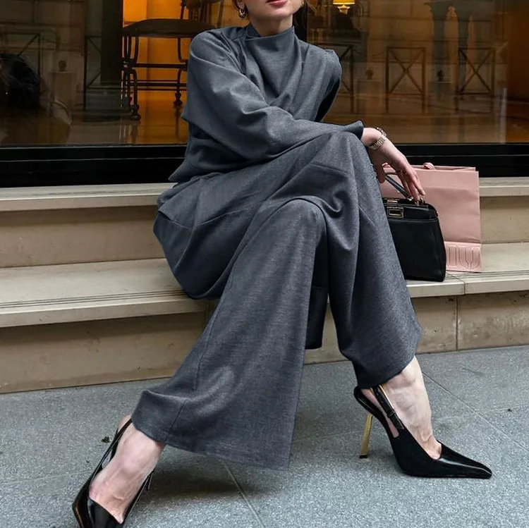 ชุดสูทผู้หญิงสไตล์ลำลอง ดีไซน์ไขว้ทันสมัย เสื้อแขนยาว จับคู่กับกางเกงขายาวทรงกว้าง สีพื้นเรียบง่าย