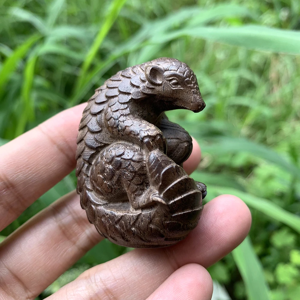 Handgeschnitzte Holzfigur eines Pangolins, Tiermotiv, geeignet für Weihnachtsdekorationen, kreative Schreibtischdekoration, Heimdekoration, Schlafzimmer, Neujahrsgeschenke, Tischdekoration, Büro.