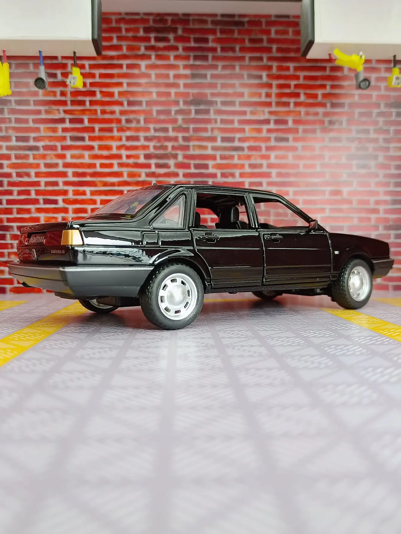 1:24 Santana aleación retro clásico coche modelo acústico-óptico coche extraíble se puede regalar como regalo de cumpleaños para amigos