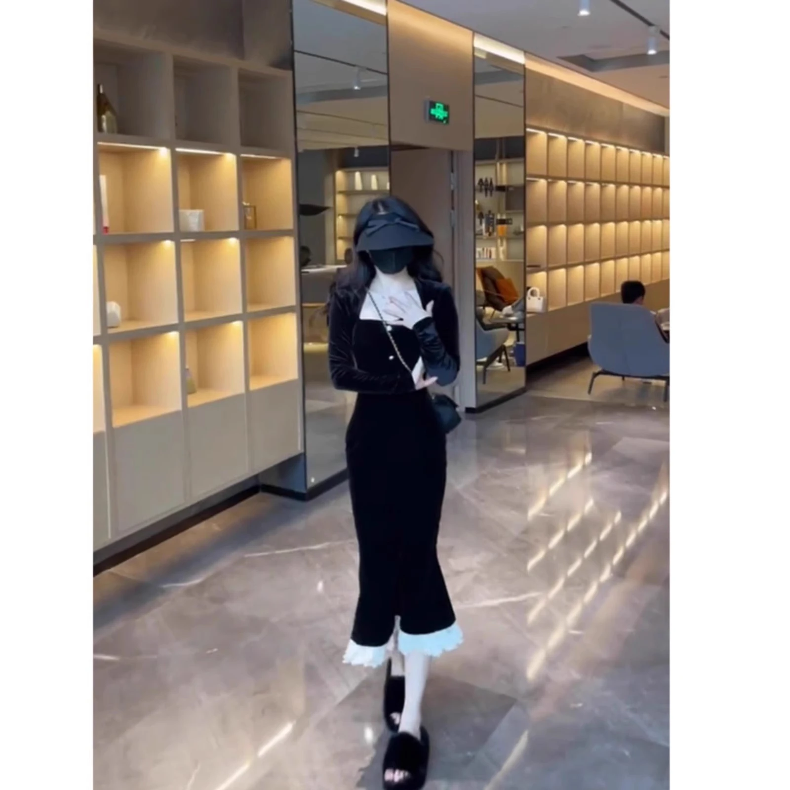 

Элегантное черное бархатное платье для женщин: осенняя коллекция, подчеркивающее талию, с длинными рукавами, квадратным вырезом и юбкой-русалкой