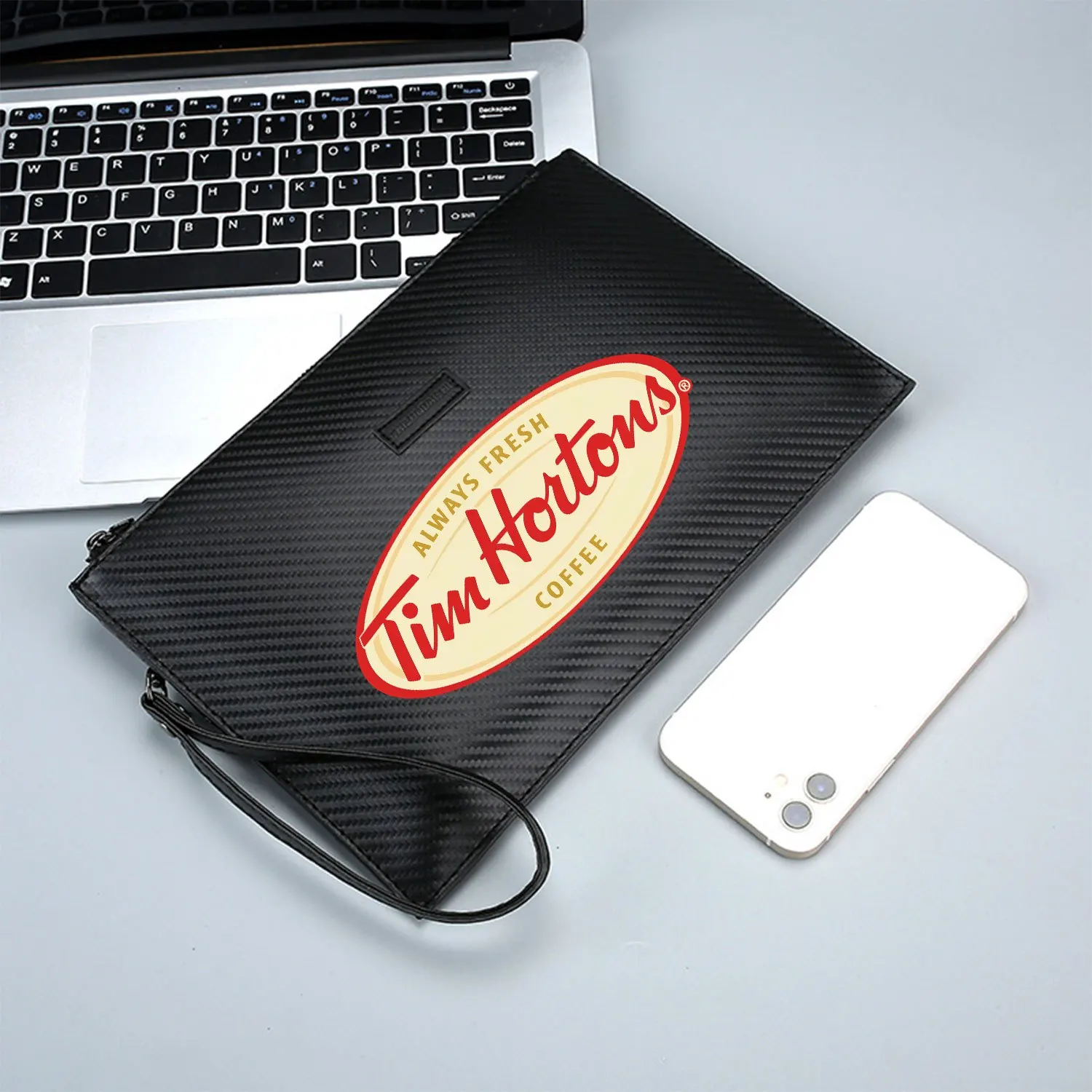 Logo curvo rosso e parole caffè fresco Elegante borsa da uomo in PU stampato Alla moda e pratica per il trasporto quotidiano