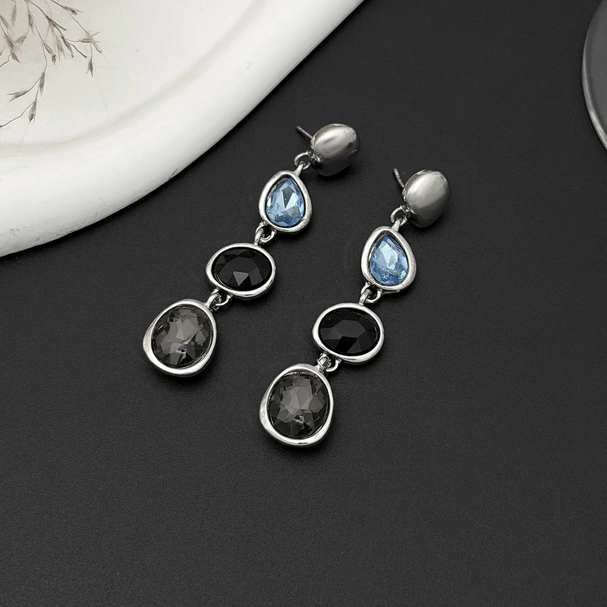 2026 New Exquisite Colored Glass Drill Drop Earring Women Vintage Elegant Oval Metal Piercing Ear Banquet Jewelry Accessory