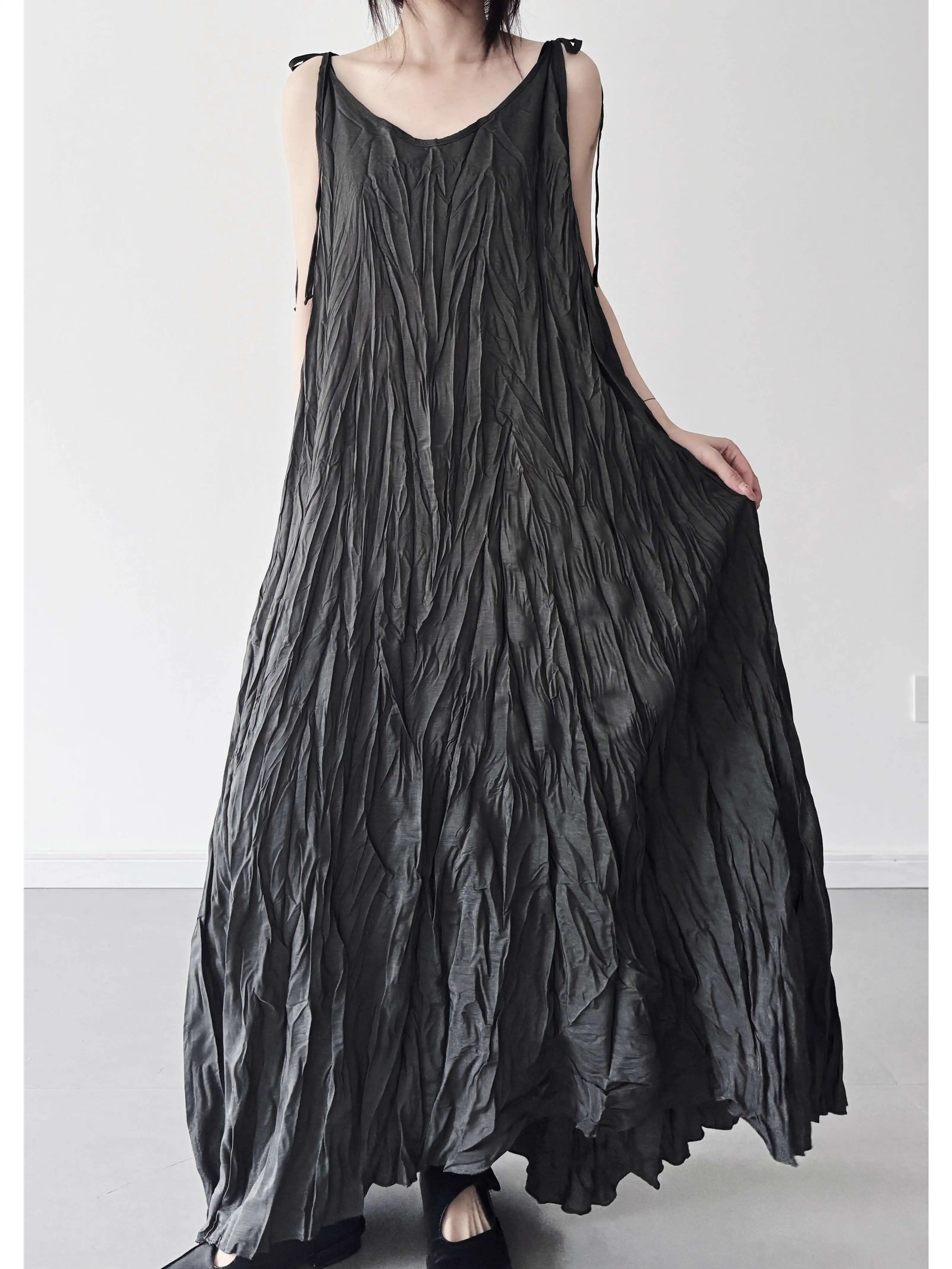 UMI MAO Design di piccola nicchia con pieghe irregolari Abito a canotta con scollo a V Effetto dimagrante estivo Appeso Gonna lunga altalena