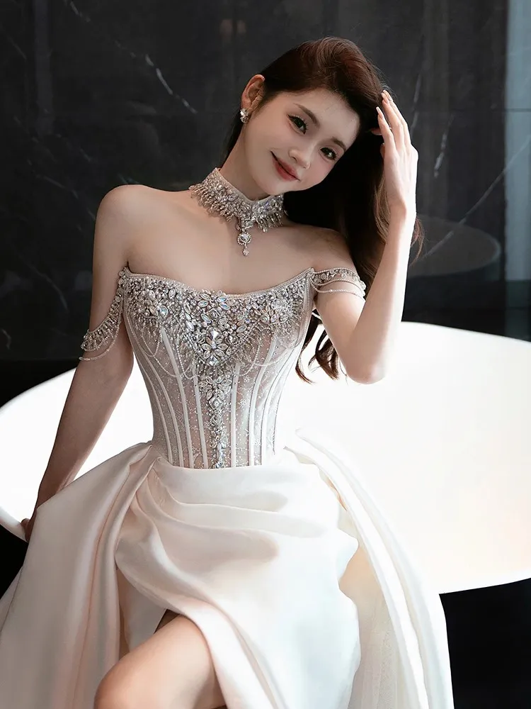 Sukienka bez ramiączek, biała, lekki luksus i niszowa satyna jako główna tkanina, idealna na powitanie i wyjście.