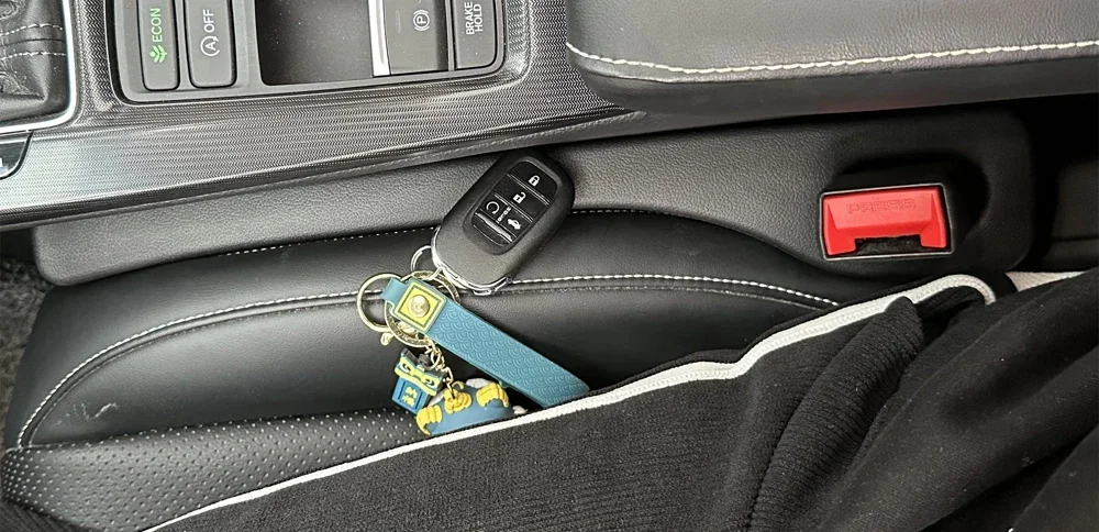 2 Stück Autositz-Lücken-Organizer verhindert das Herunterfallen von Gegenständen zwischen Sitzkissen und Rückenlehne, Auto-Innenzubehör – Detail 3