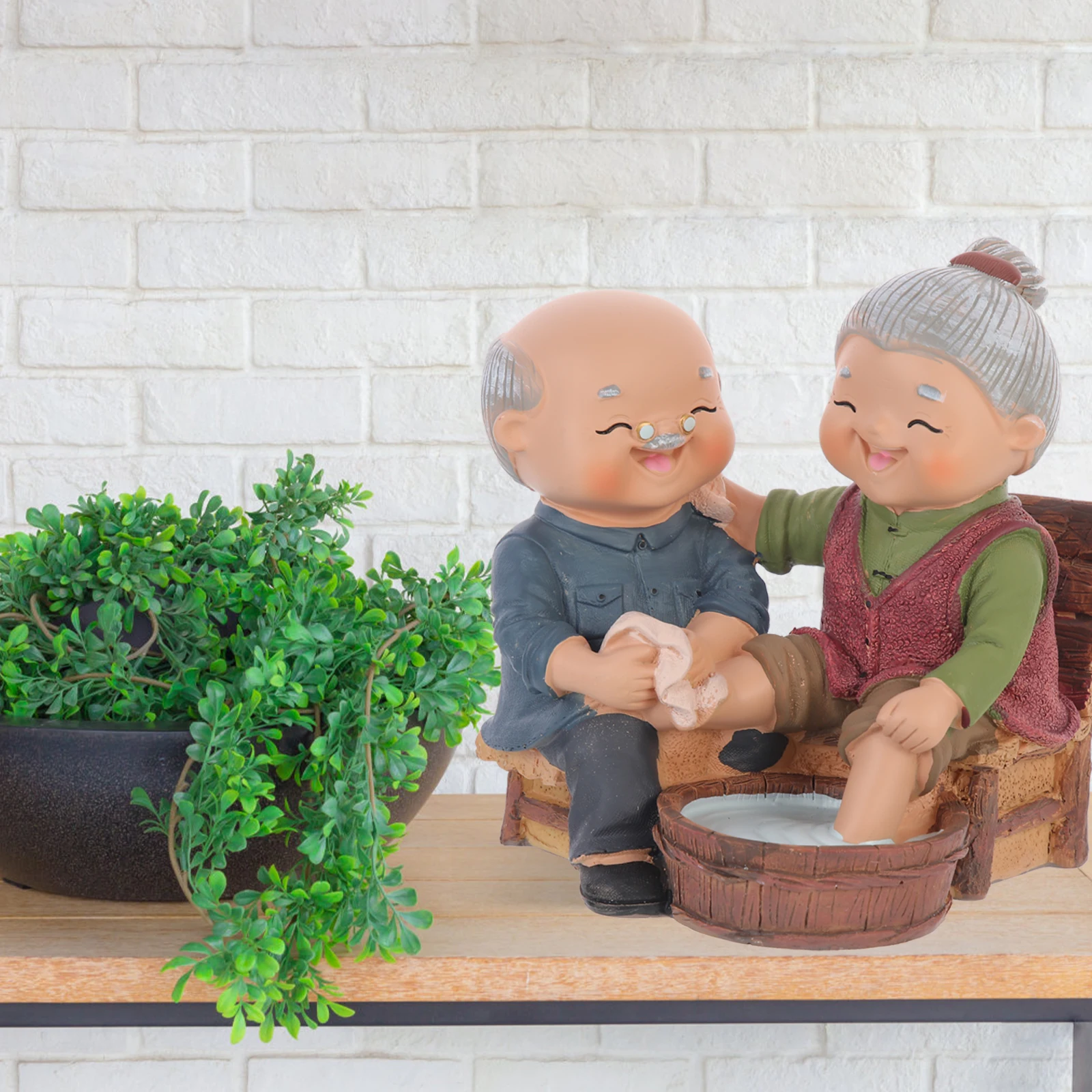 

Resin Old Couple Sculpture Exquisite Workmanship Beautiful Appearance Attractive Charming Collection Home