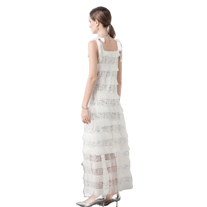 Vestido de Verão 2025 com Manga Longa e Saia em Camadas, Deco com Miçangas e Franjas, Acabamento em Renda com Nó de Borbo...