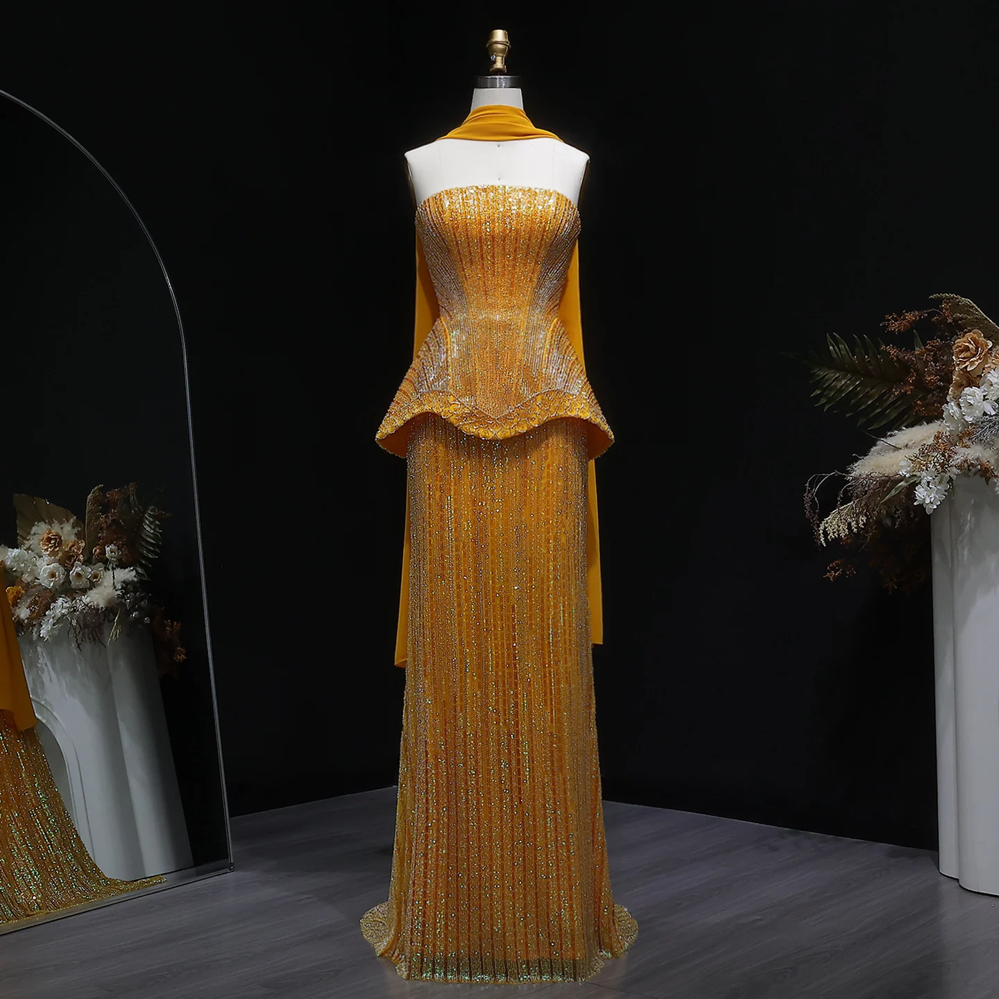 Sharon Said Luxuriöses Dubai-Orangefarbenes Abendkleid mit schweren Pailletten und Perlenstickerei 2026, trägerloses Kleid mit Schal, arabisches Party-Ballkleid SS560, maßgeschneidert – Detail 7