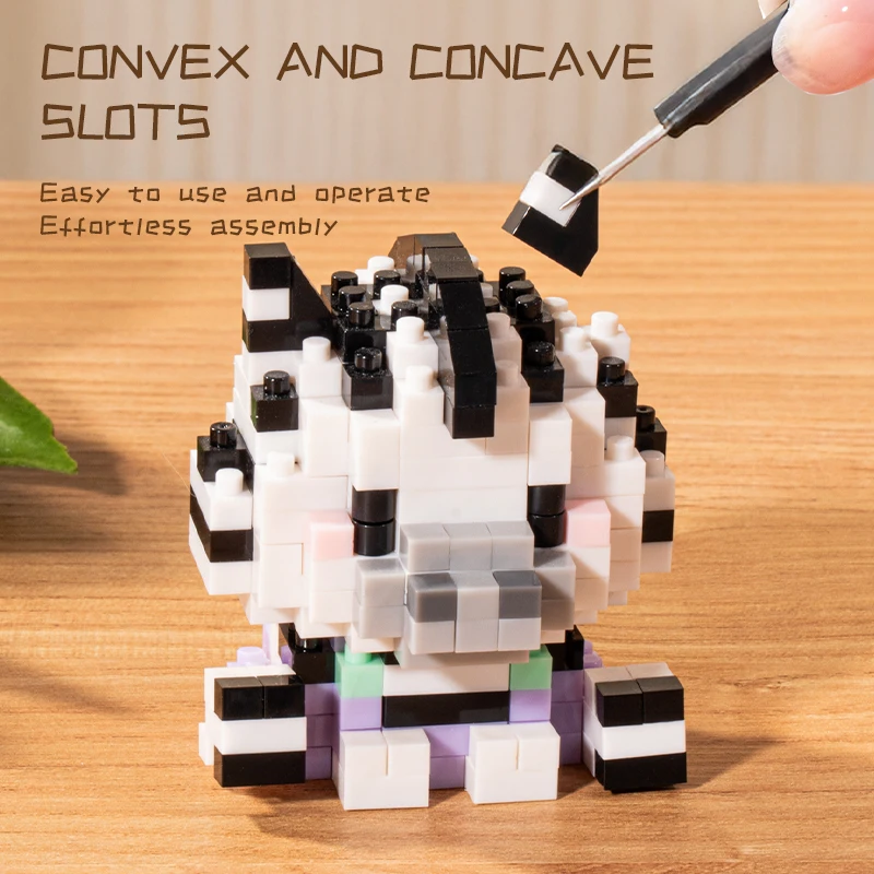 積み木のおもちゃと小さな動物。 小さなライオン、牛、クマ、ヘラジカ、カバ、赤ちゃん象。 積み木の装飾品、ギフト