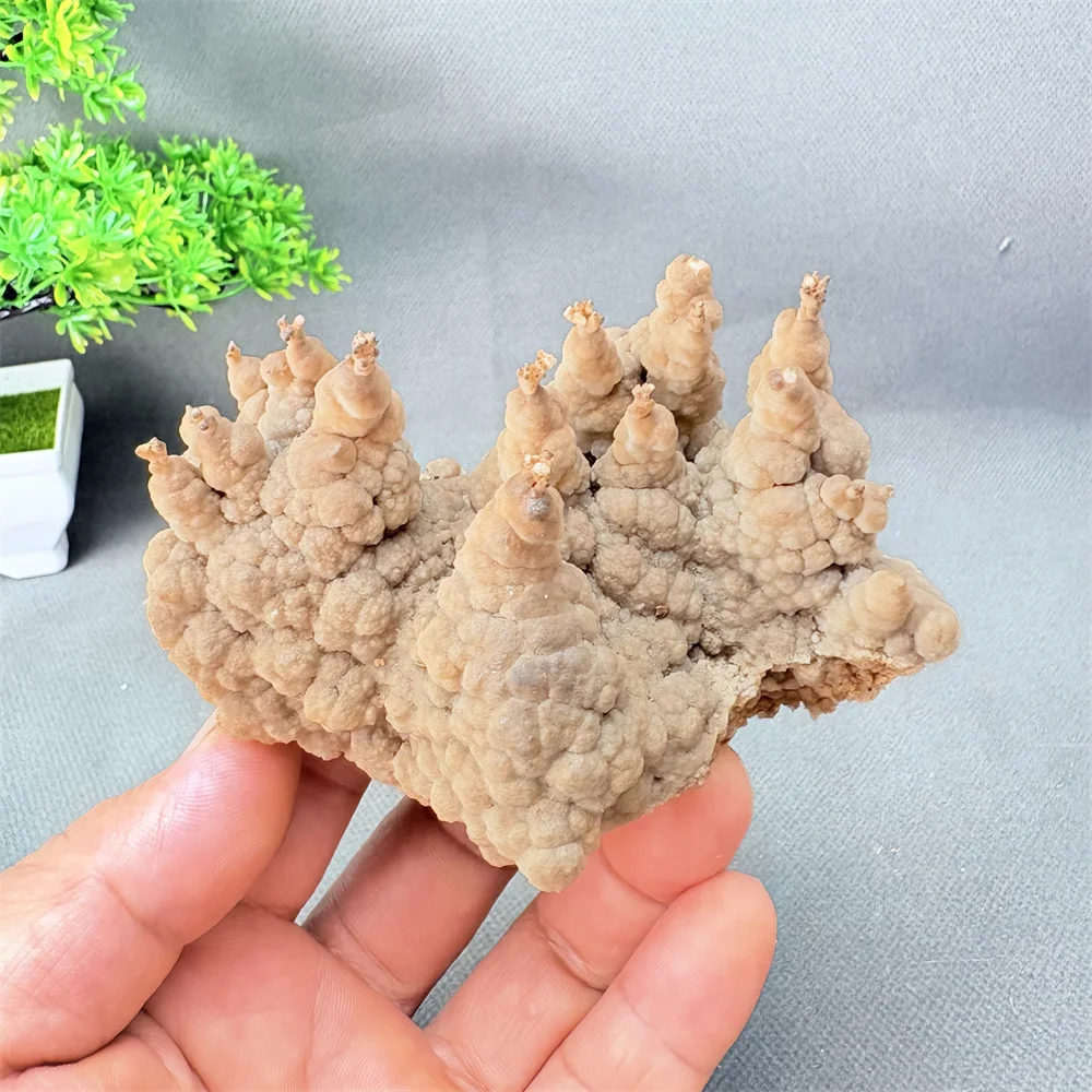 Natural Gemstone – calcite Crystal Clusters In Their Raw Form; Crystals With A Rough Shape, Used For Home Decoration And As Mine