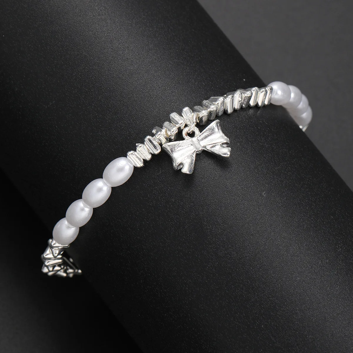 1pcs Hot Selling French Temperament Style Broken Silver Pearl Bow Light Luxury Niche Design And high-end Sense Accessories