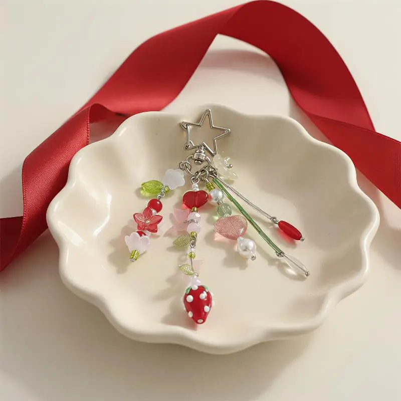 Handgefertigter Erdbeer-Schlüsselanhänger in Tulpenrot, kokett, dekoratives Geschenk, ideal für den täglichen Gebrauch und zum Verschenken. – Detail 3