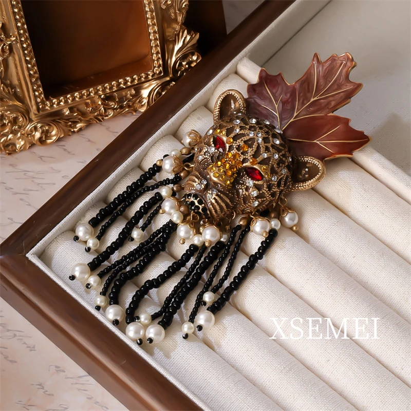 

Vintage Rice Pearl Tassel Crystal Chief Lion Animal Brooch Pin Jewelry for Men Women Medieval Times Corsage Lapel Corsage