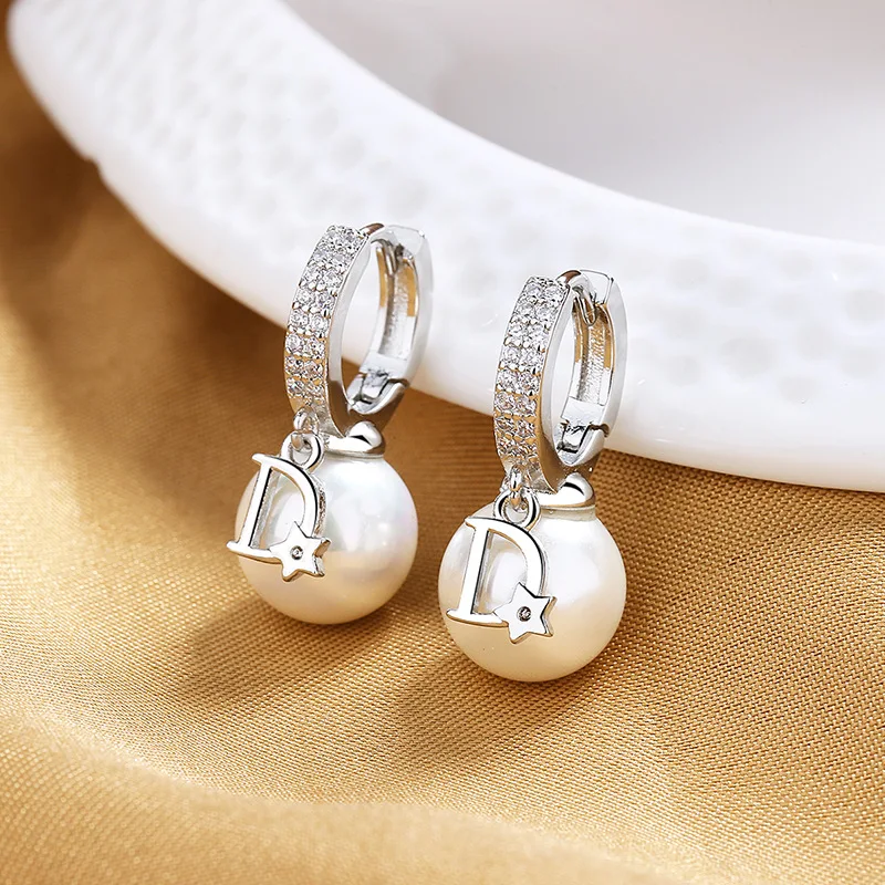 ZAKOL-pendientes colgantes de perlas de moda coreana para mujer, aretes de aro con dije de letra D de circón brillante elegante de lujo, joyería de boda