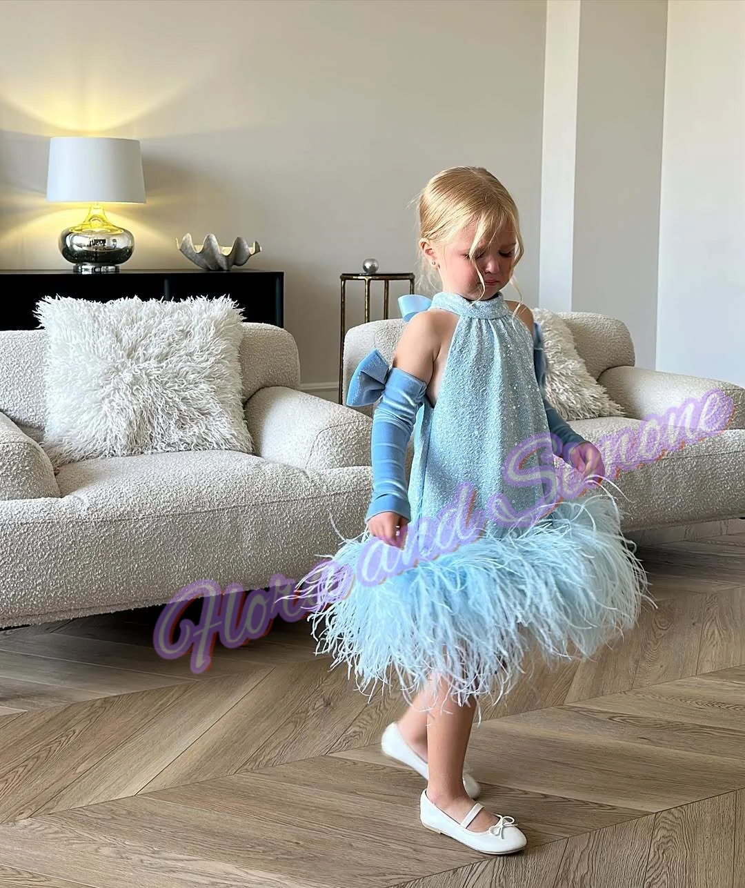 

Элегантное синее платье-халтер для девочек с цветочным декором, перьями по подолу, рукавами с бантом, для свадебной вечеринки, длиной до колена, на день рождения, на заказ