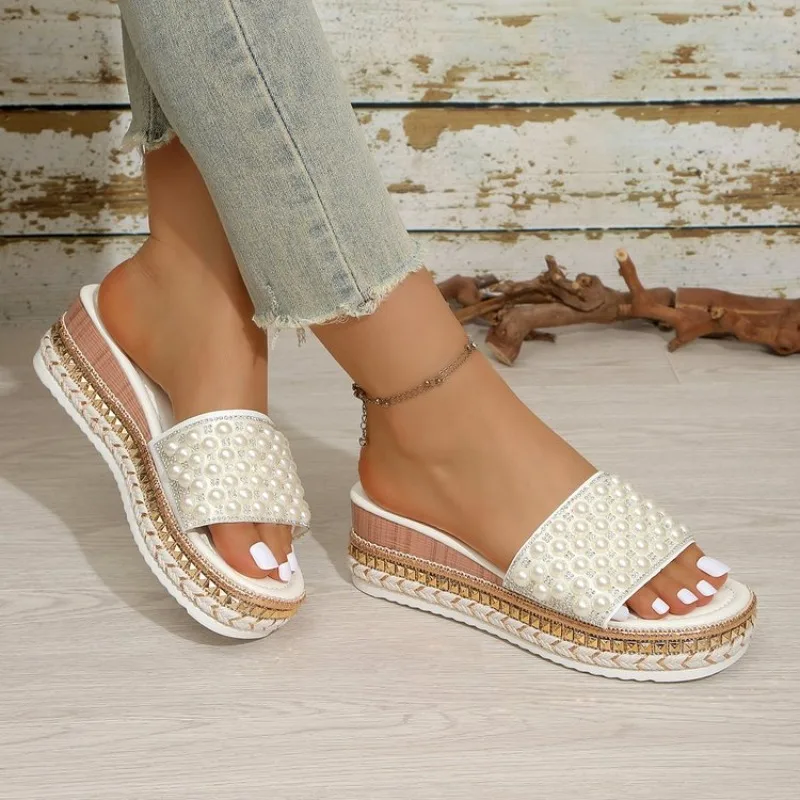 

Блестящие хрустальные шлепанцы на платформе с жемчугом, женские модные сандалии на танкетке с заклепками, женские летние пляжные шлепанцы 2026 года с нескользящей толстой подошвой