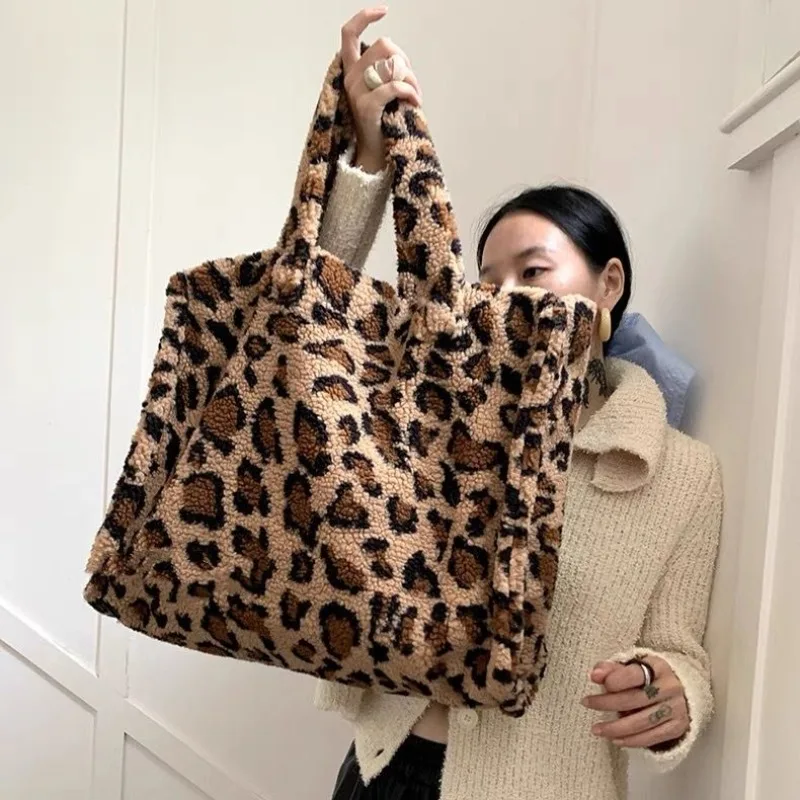 2024 Autumn Winter New Large Capacity Leopard Pattern Handbag for College Students Plush Commuter Bag Lamb Wool Bag Versatile