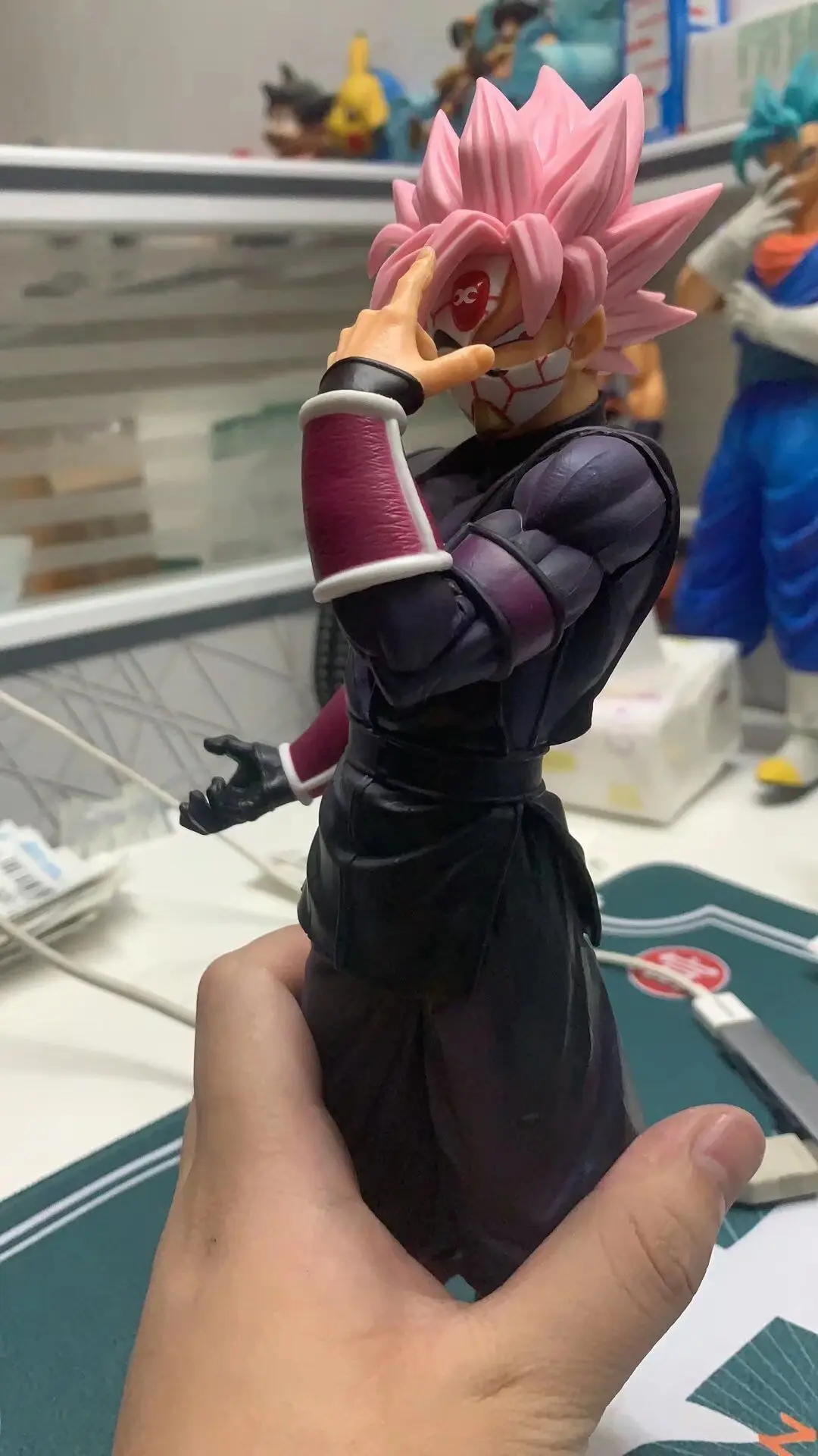 Anime Dragon Ball Saiyajin Peach Red Mask Wukong Figur-Tasche, Wukongs dritte Mission Statue-Ornament