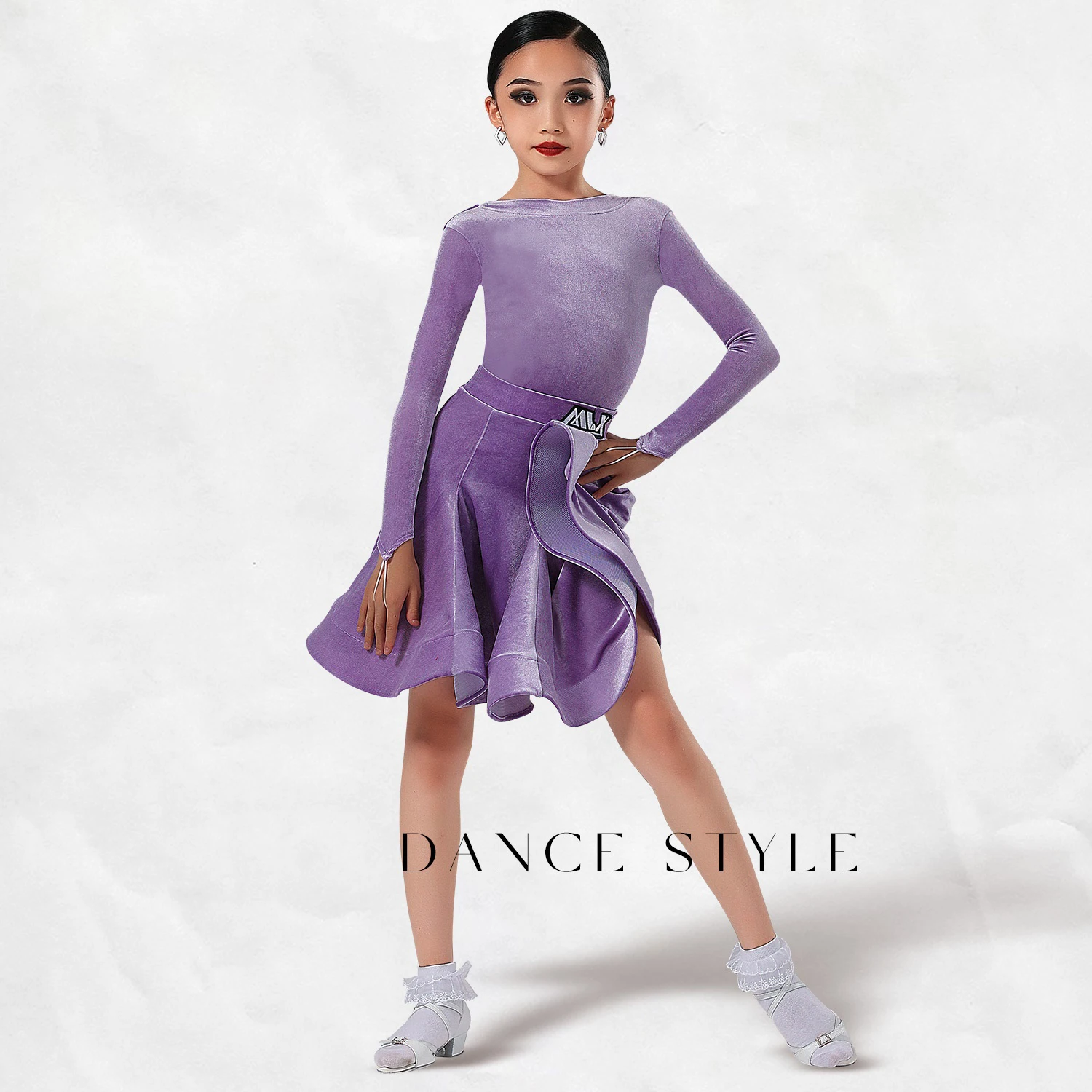 2026 การแสดงเต้นรำละตินเครื่องแต่งกายสำหรับหญิงแขนยาวกำมะหยี่กระโปรงแยกชุดชัช่า รุมบาเสื้อผ้าละติน DQS20272