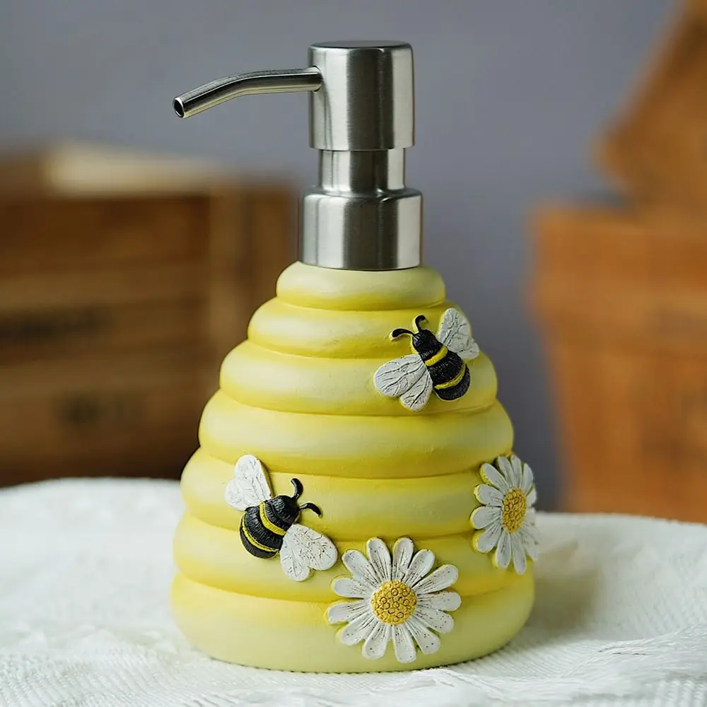 

Creative Bee Soap Dispenser Hand Painted Resin Liquid Soap Container Refillable Daisy Design Bee Lotion Bottle Bathroom Decor